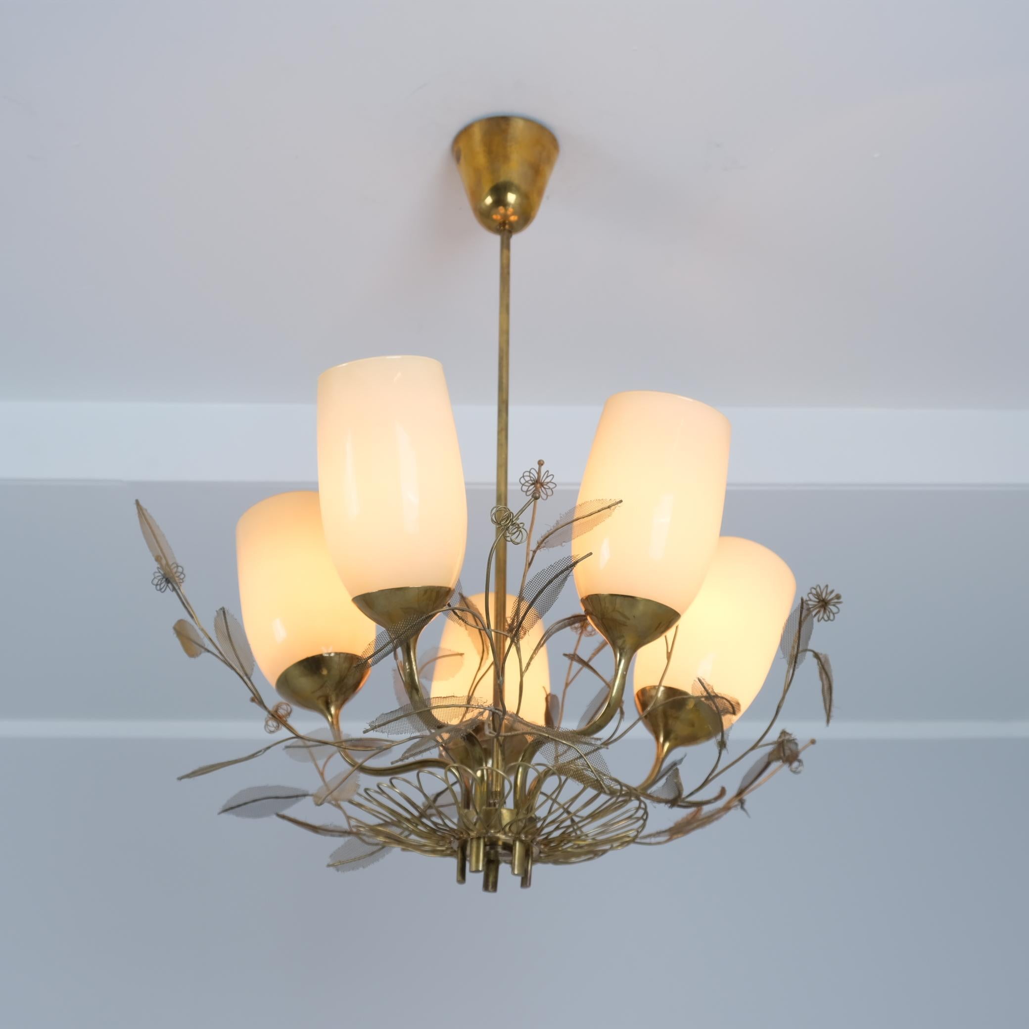 Scandinave moderne Lustre Paavo Tynell Flower Bouquet 9029/5 en laiton et verre, Taito années 1950 en vente