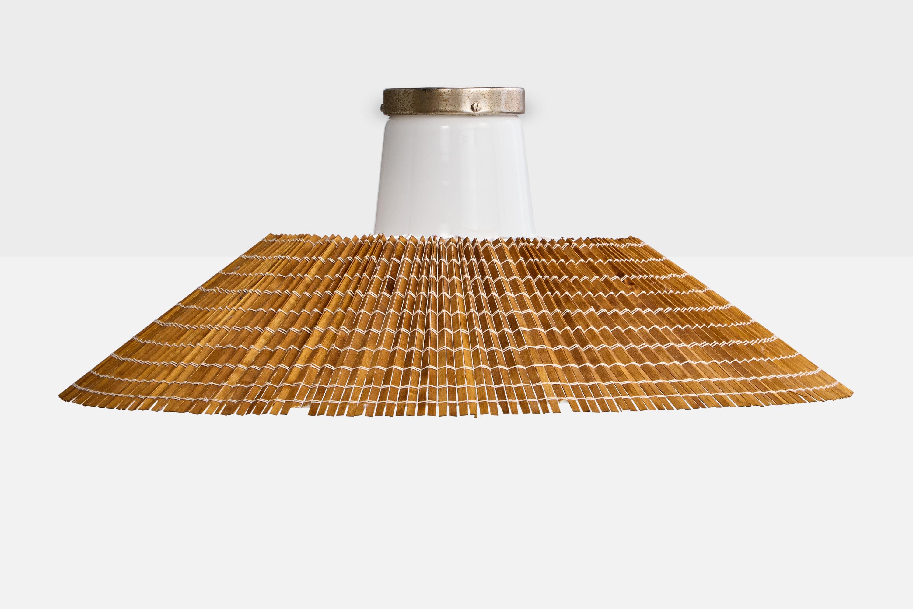 Empotrable de metal niquelado y cristal opalino blanco, variación del modelo 2083, diseñado por Paavo Tynell y fabricado por Taito Oy, Finlandia, c. 1930.

Dimensiones totales (pulgadas): 8,4