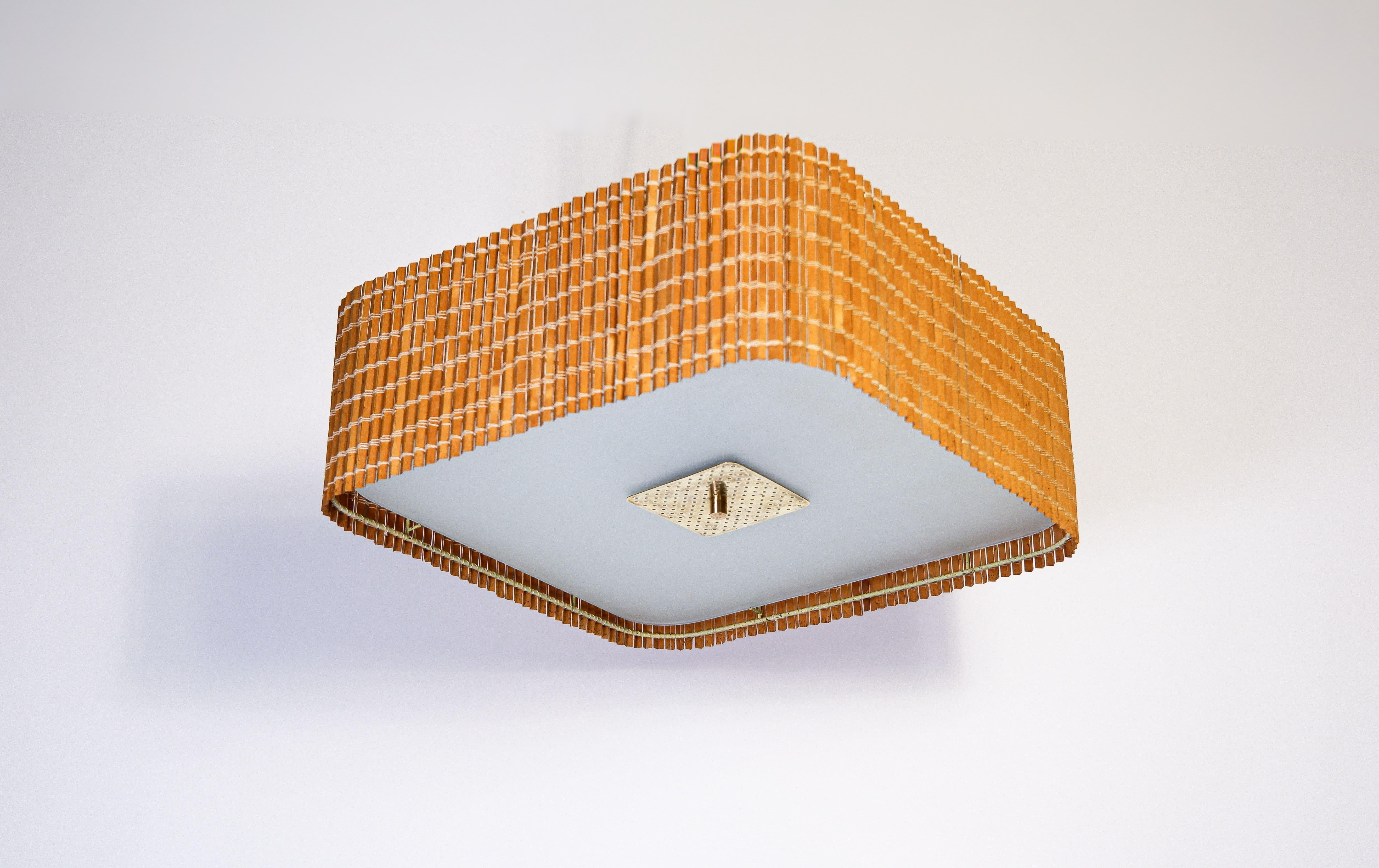 Monture encastrée Paavo Tynell modèle 20428 pour Idman circa 1950. La lampe est composée d'une paille originale en bois, d'un diffuseur en verre et d'une décoration en laiton. La lampe est entièrement d'origine, ce qui est très rare pour ce modèle.