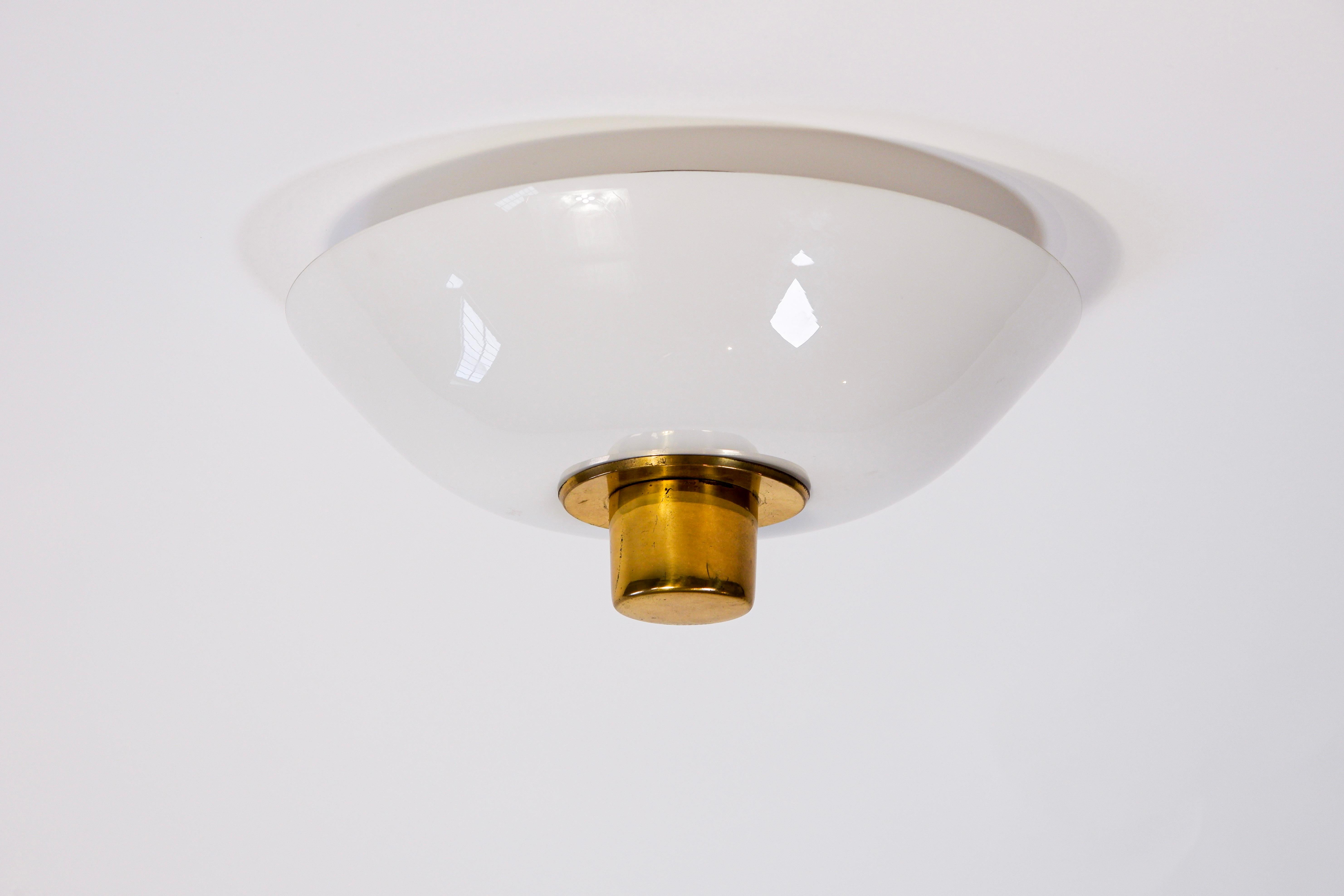 Paavo Tynell flush ount model 2098N for Idman, circa 1950 In Good Condition For Sale In Hägersten-Liljeholmen, Stockholms län