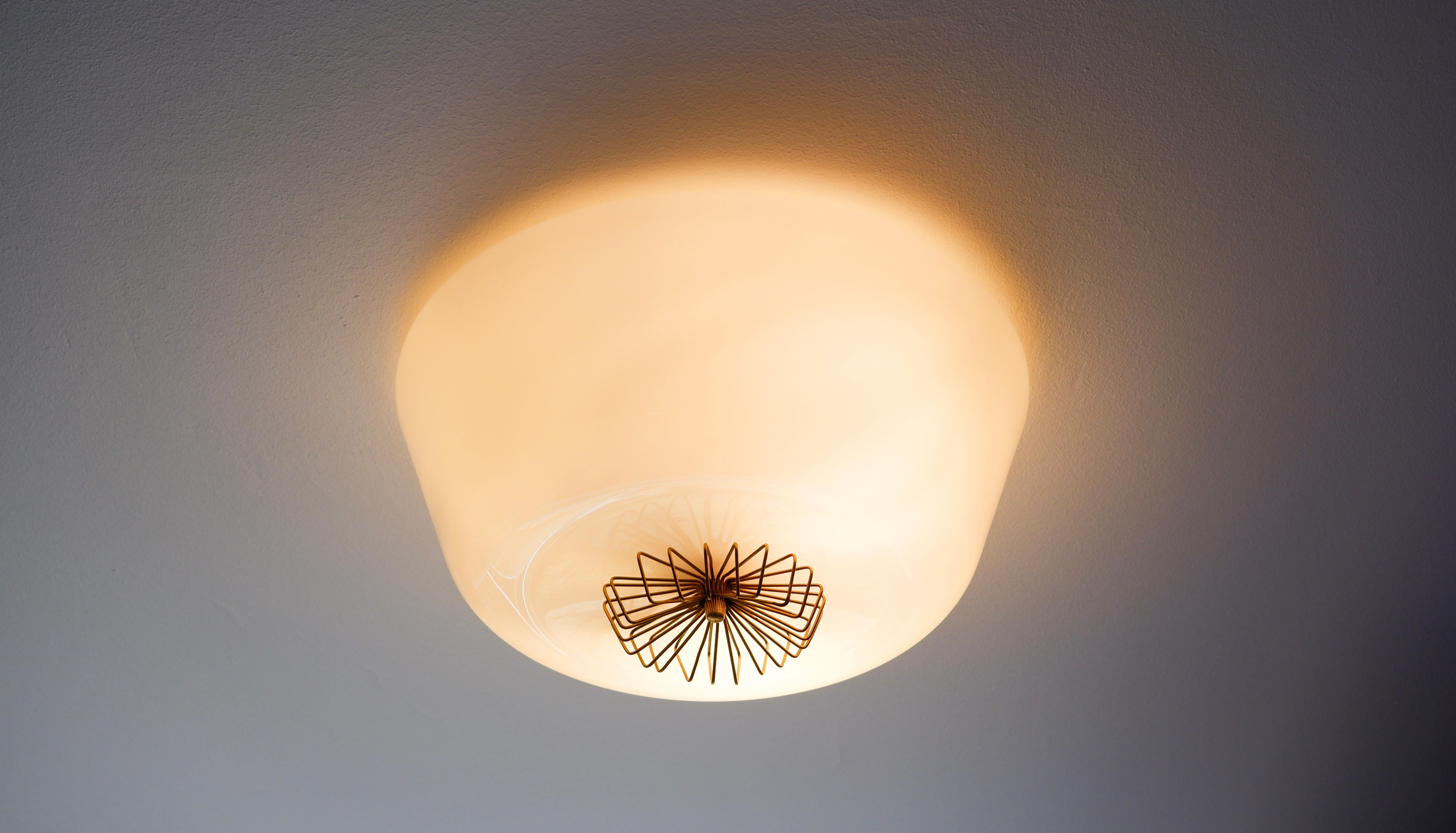 Paavo Tynell Einbauleuchte, Opal und Glas für TAITO um 1940. (Skandinavische Moderne) im Angebot