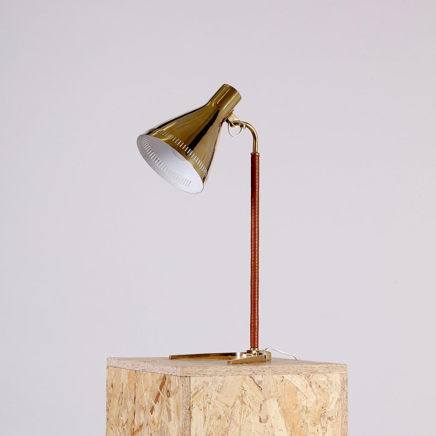 Paavo Tynell para Idman Lámpara de mesa '9224' de latón y cuero, Finlandia, años 50 Escandinavo moderno en venta