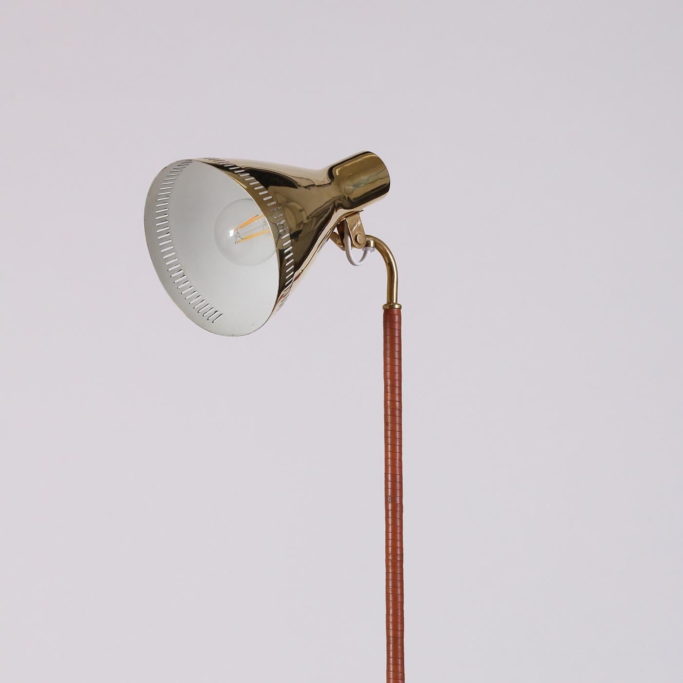 Paavo Tynell para Idman Lámpara de mesa '9224' de latón y cuero, Finlandia, años 50 en Bueno estado para la venta en Prague, New Town