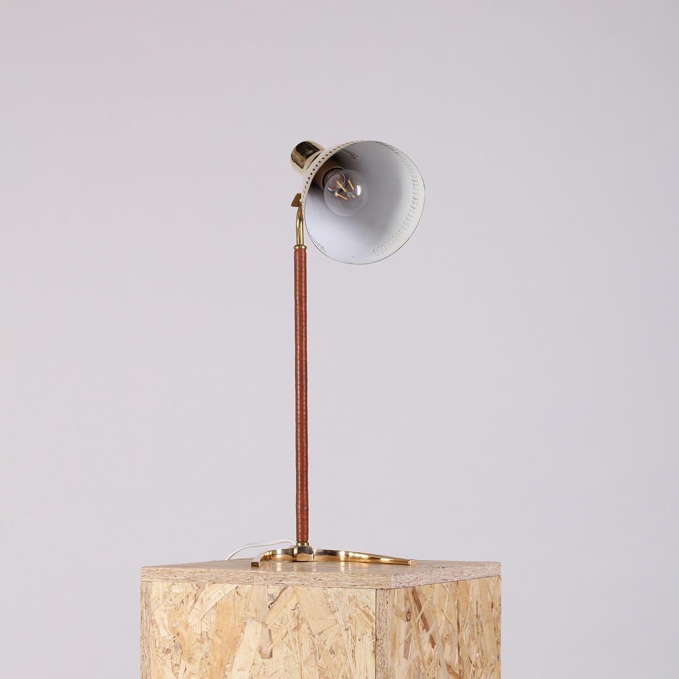 Paavo Tynell para Idman Lámpara de mesa '9224' de latón y cuero, Finlandia, años 50 Latón en venta