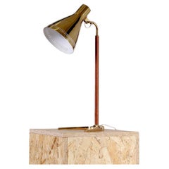 Paavo Tynell para Idman Lámpara de mesa '9224' de latón y cuero, Finlandia, años 50