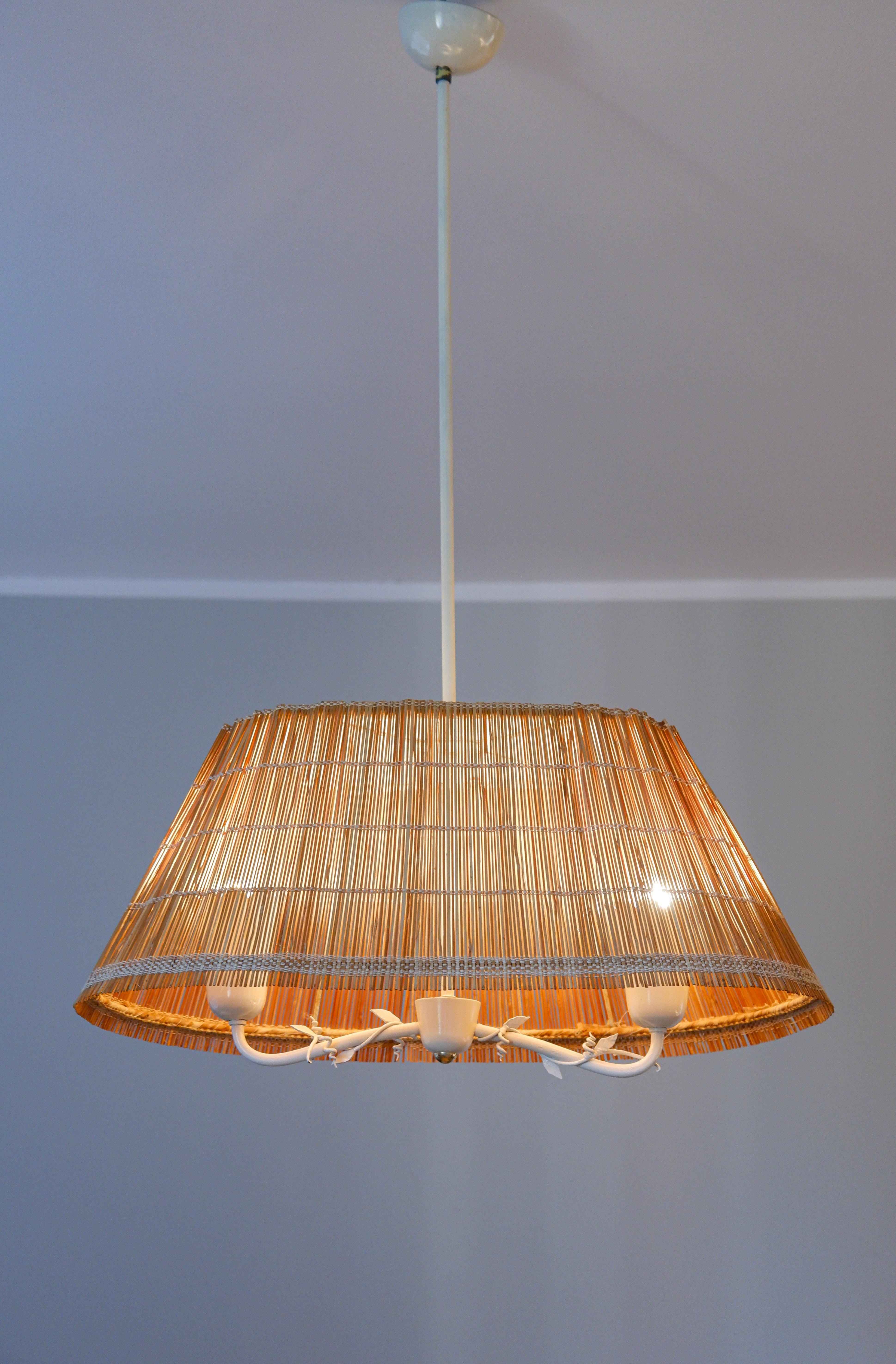 Scandinavo moderno Paavo Tynell, per Idman modello 51096, ferro, ottone e paralume in legno. circa 1940 in vendita
