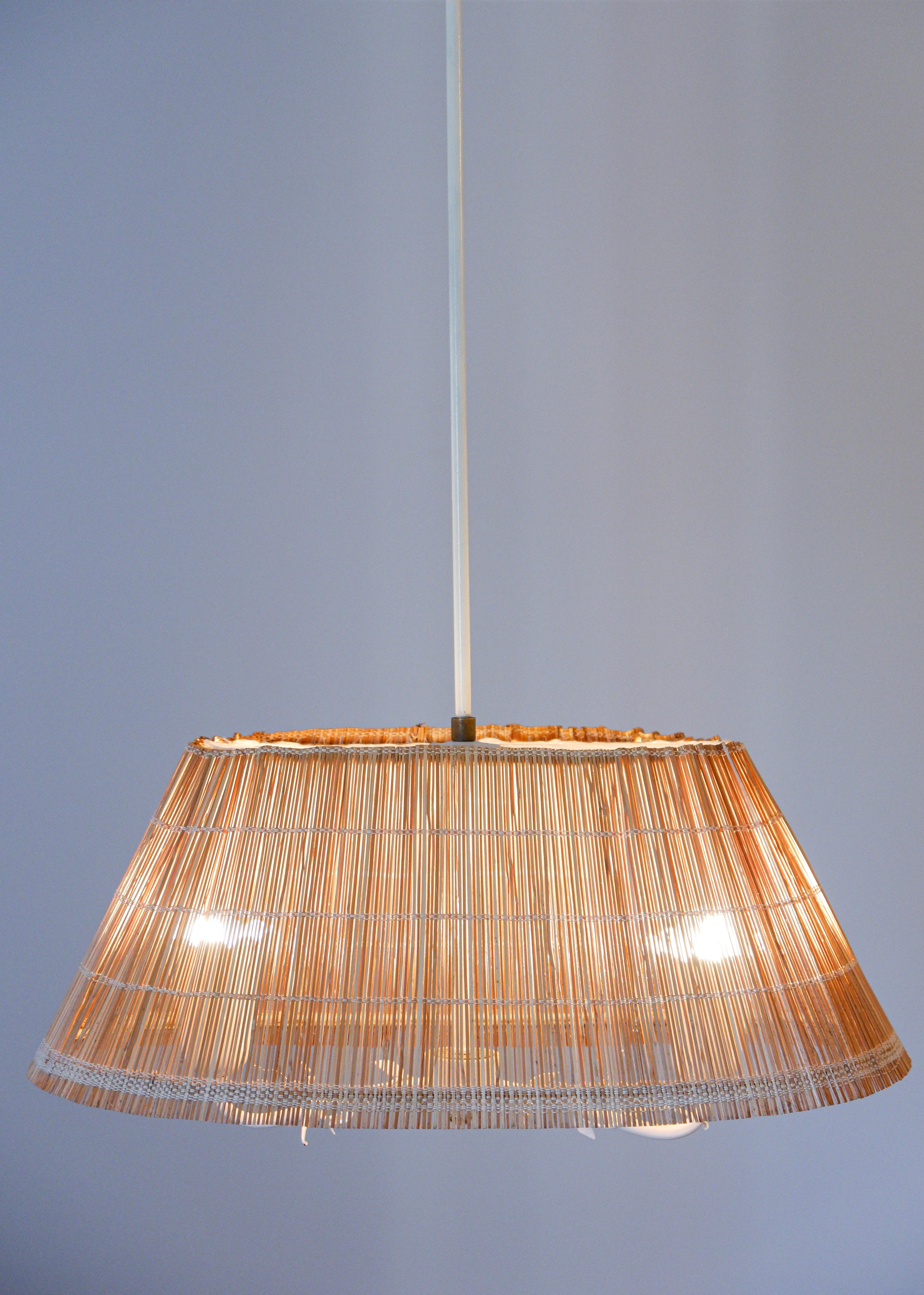Ottone Paavo Tynell, per Idman modello 51096, ferro, ottone e paralume in legno. circa 1940 in vendita