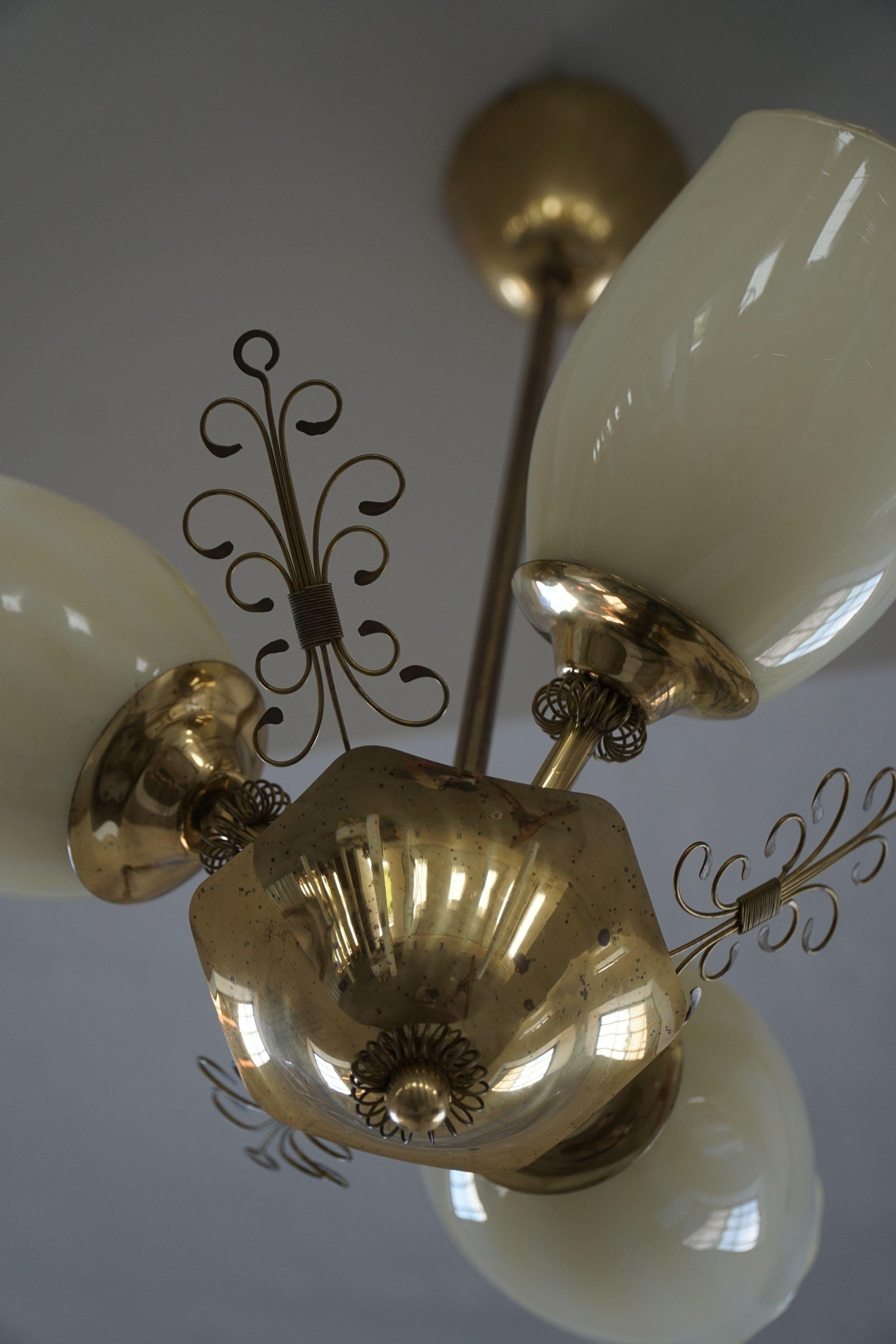Paavo Tynell pour Idman Oy, lustre à 3 branches en laiton et verre, milieu du siècle, années 1940 en vente 3