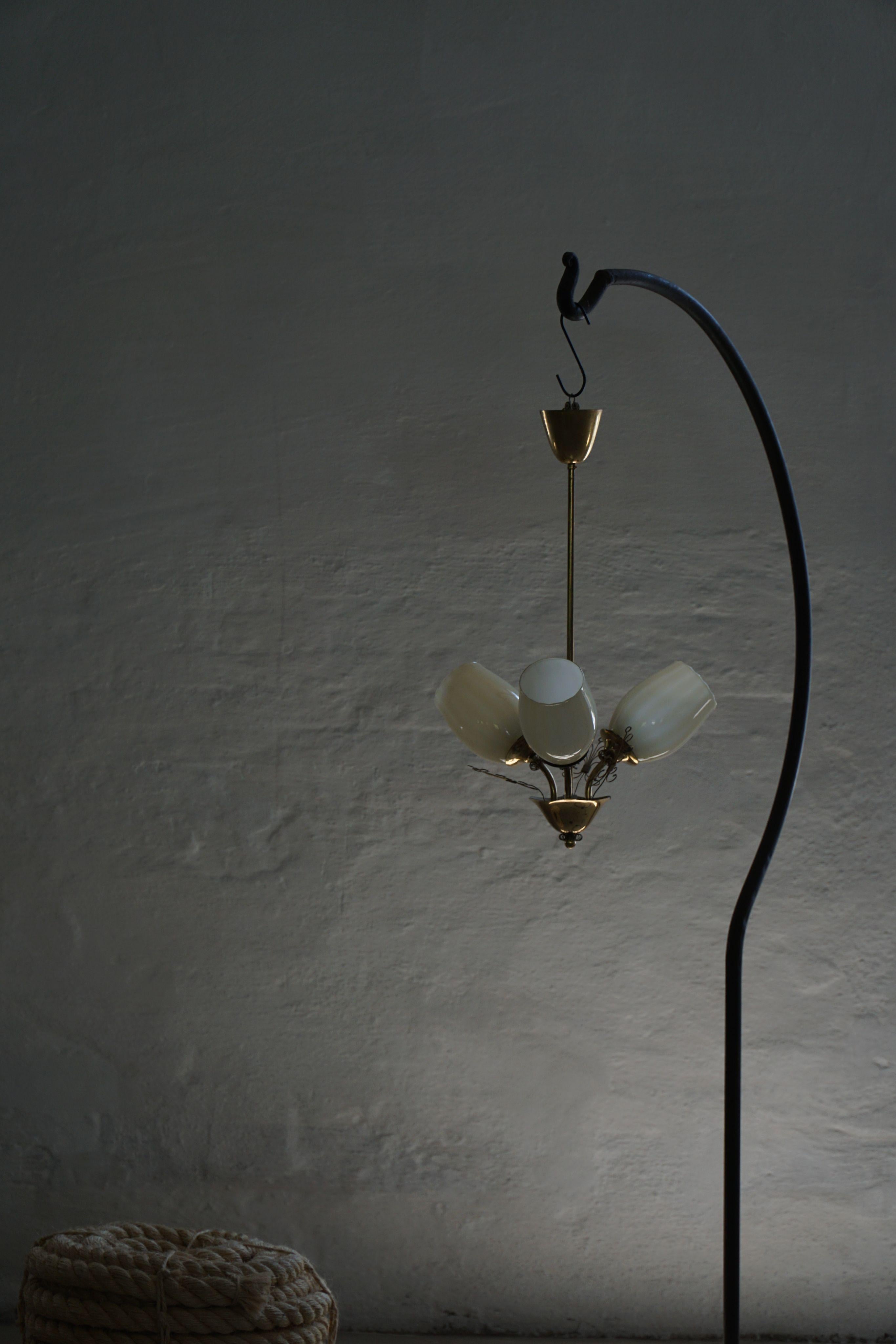 Paavo Tynell pour Idman Oy, lustre à 3 branches en laiton et verre, milieu du siècle, années 1940 en vente 4