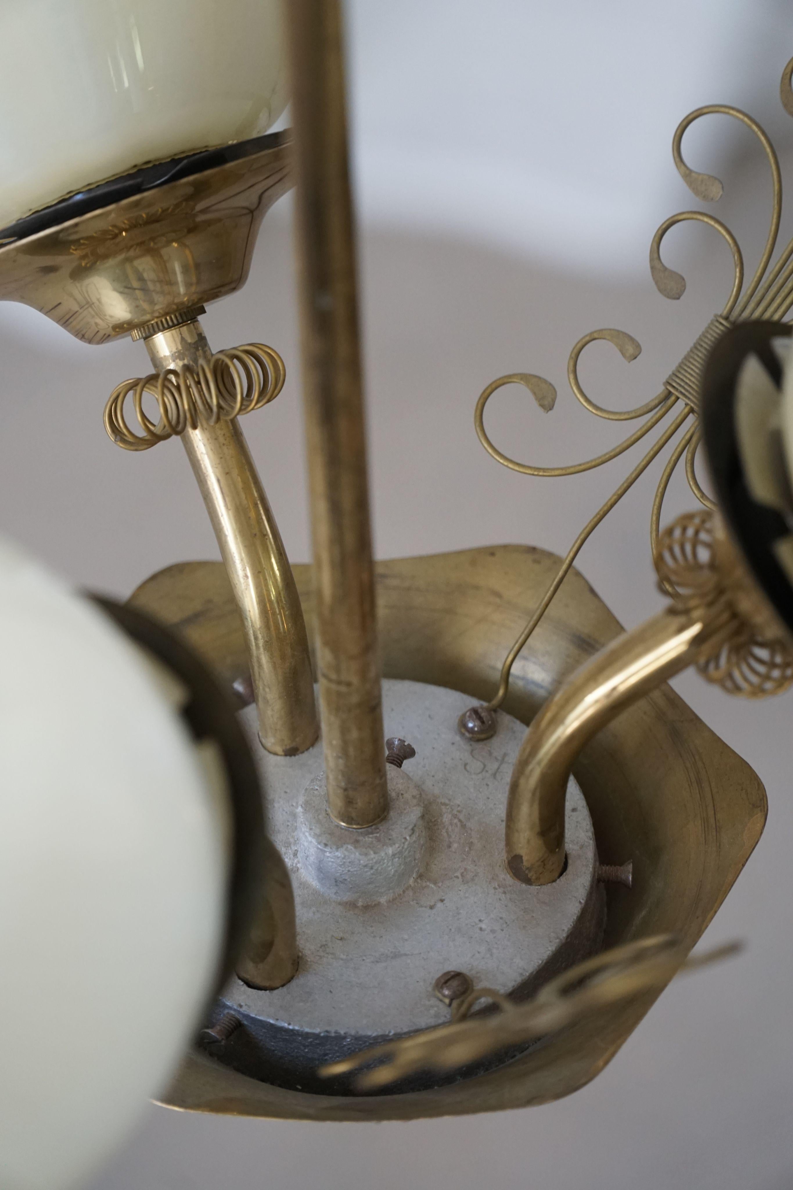 Paavo Tynell pour Idman Oy, lustre à 3 branches en laiton et verre, milieu du siècle, années 1940 en vente 5