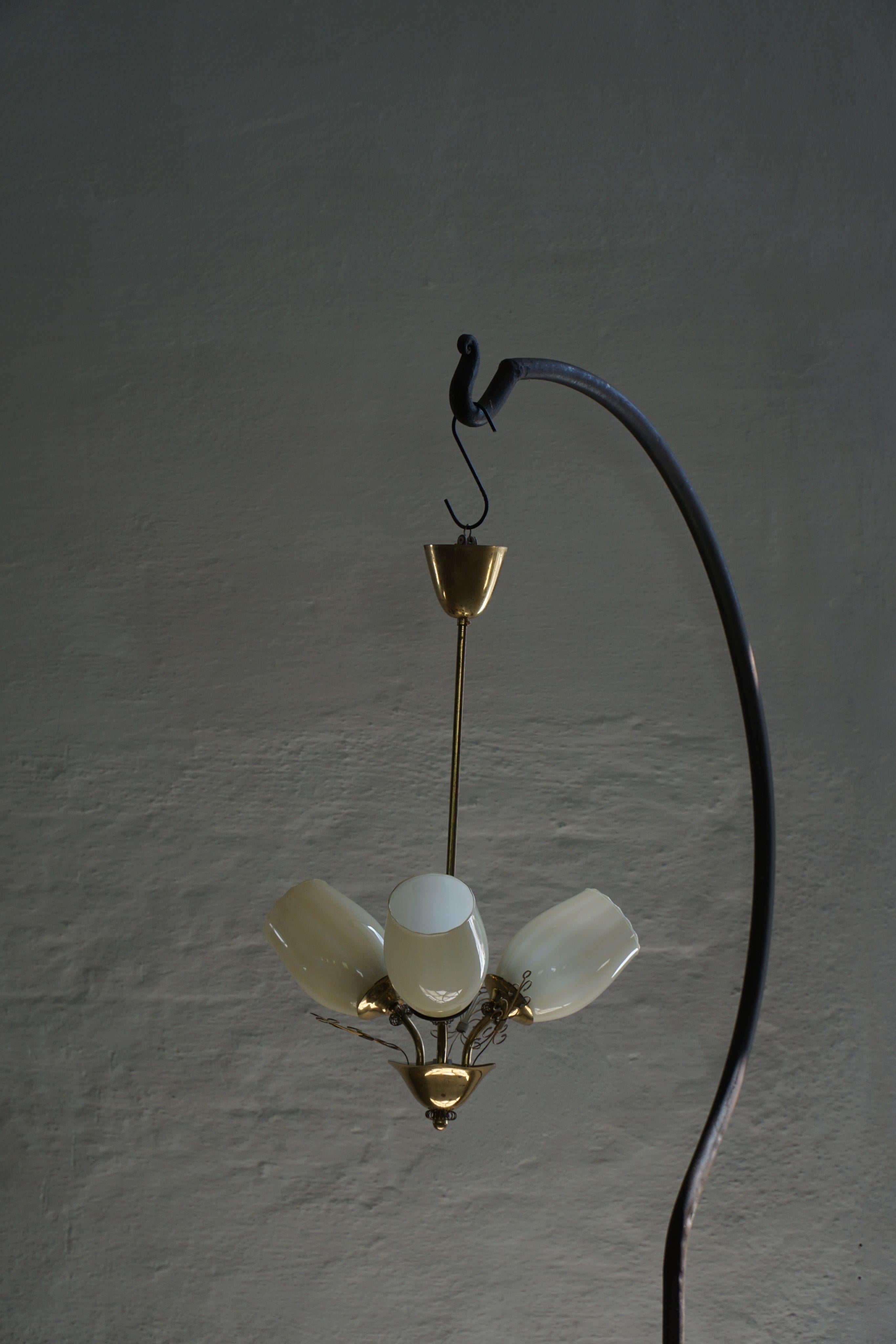 Paavo Tynell pour Idman Oy, lustre à 3 branches en laiton et verre, milieu du siècle, années 1940 en vente 7