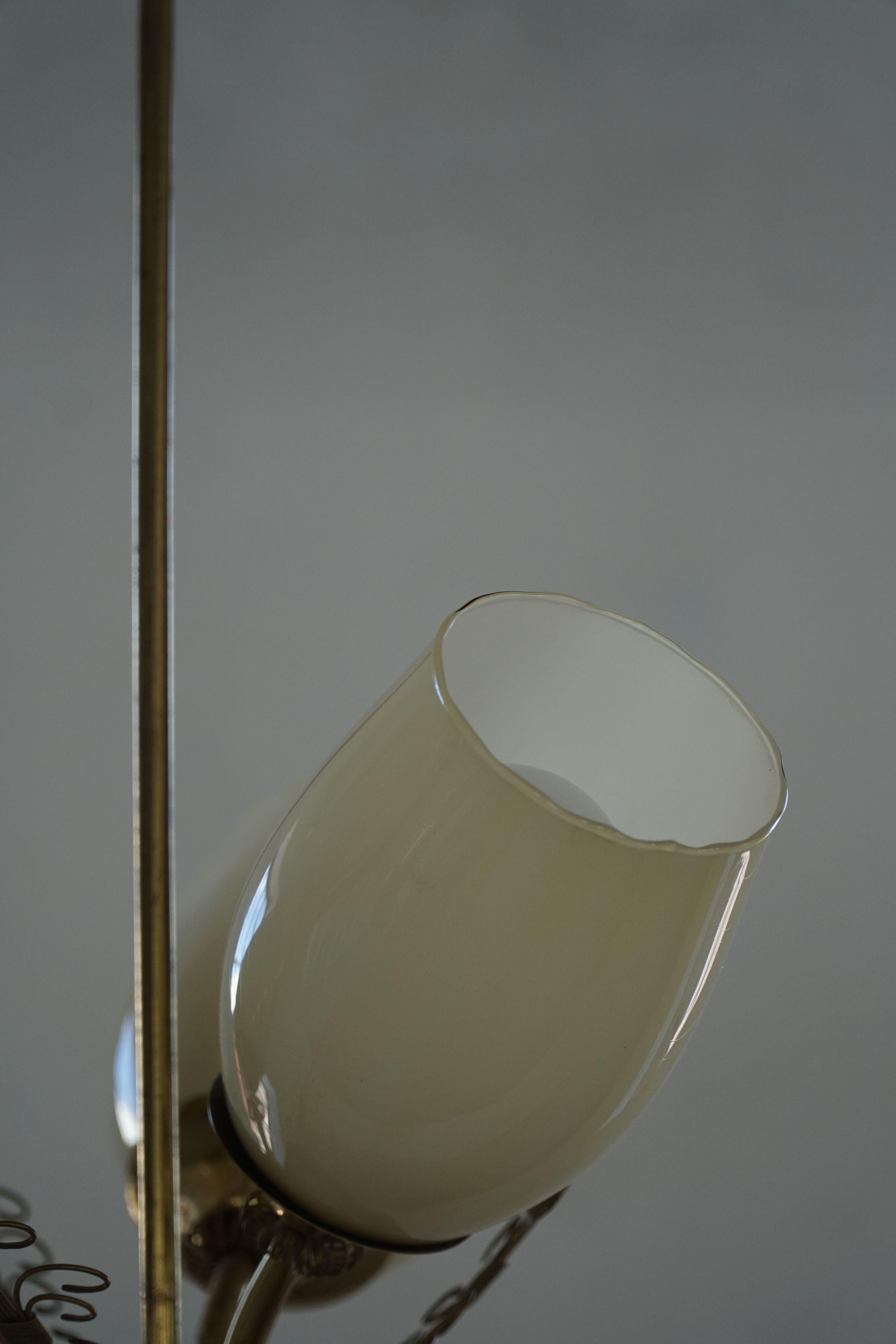 Paavo Tynell pour Idman Oy, lustre à 3 branches en laiton et verre, milieu du siècle, années 1940 en vente 8