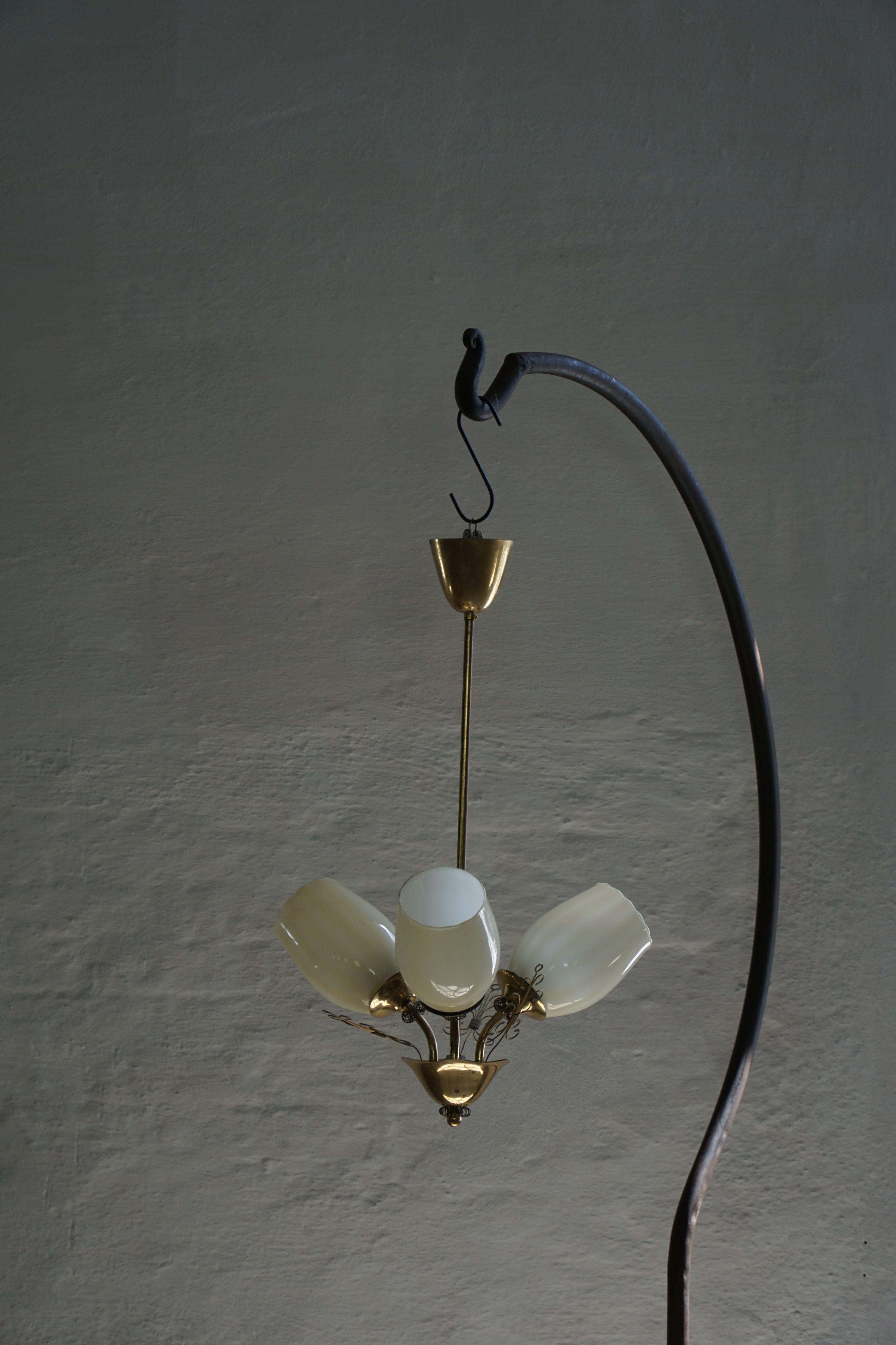 Art déco Paavo Tynell pour Idman Oy, lustre à 3 branches en laiton et verre, milieu du siècle, années 1940 en vente