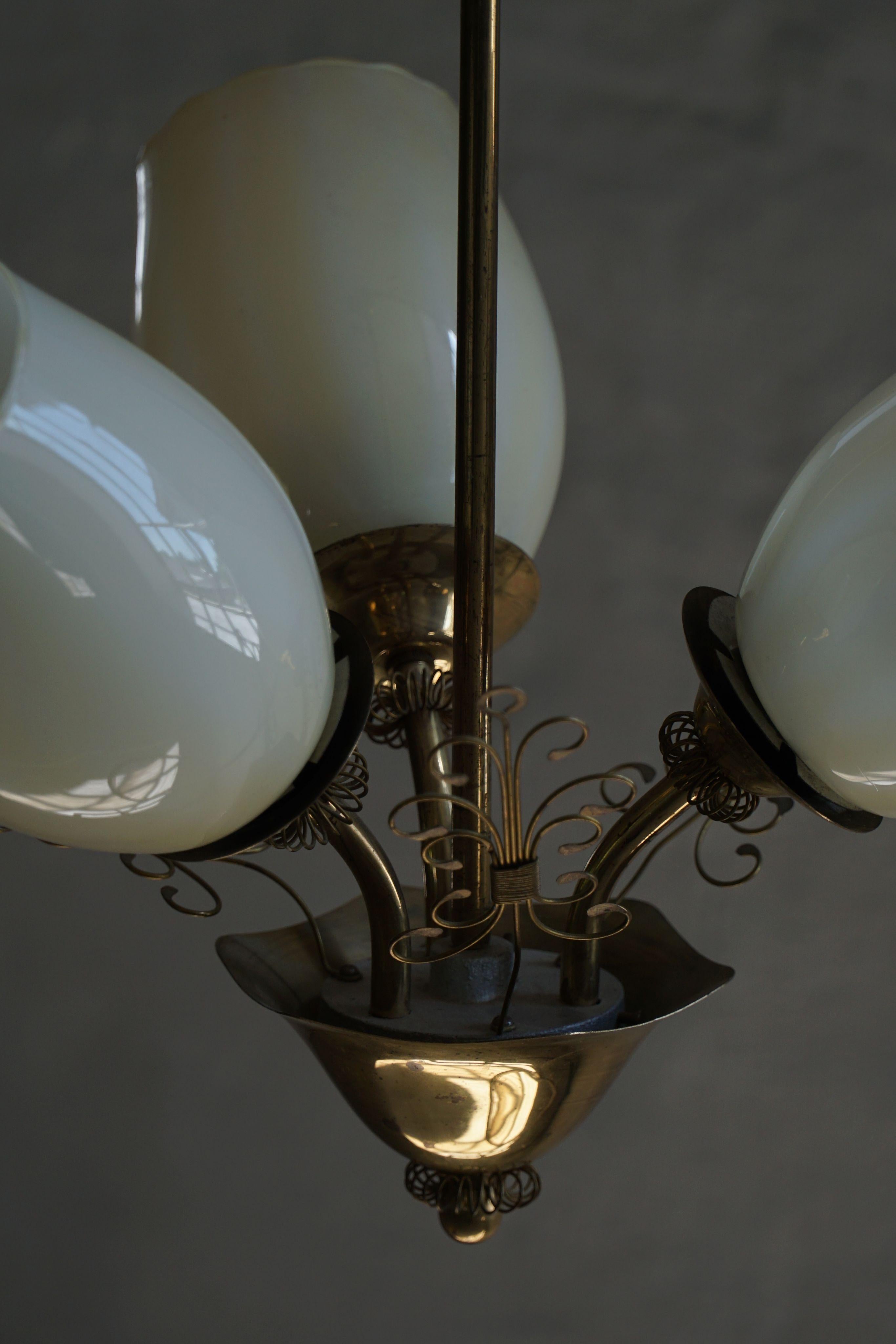 Finlandais Paavo Tynell pour Idman Oy, lustre à 3 branches en laiton et verre, milieu du siècle, années 1940 en vente