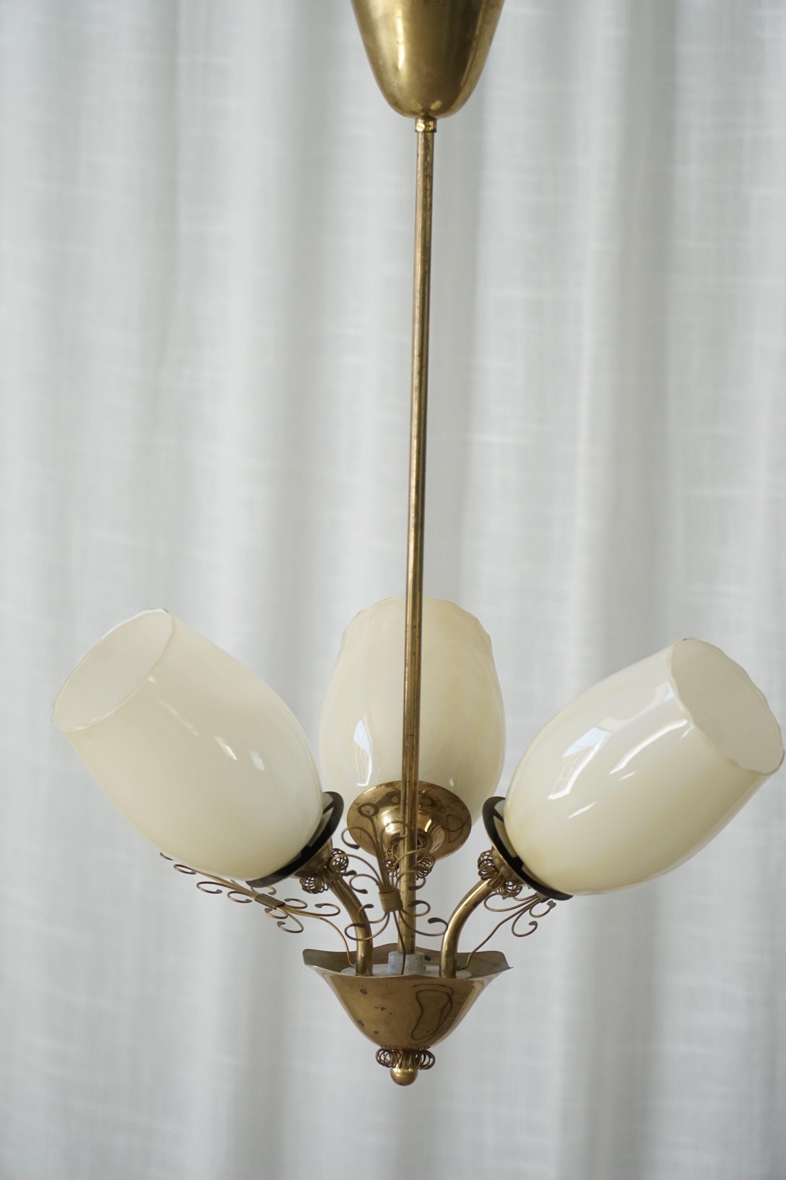 Paavo Tynell pour Idman Oy, lustre à 3 branches en laiton et verre, milieu du siècle, années 1940 Bon état - En vente à Odense, DK