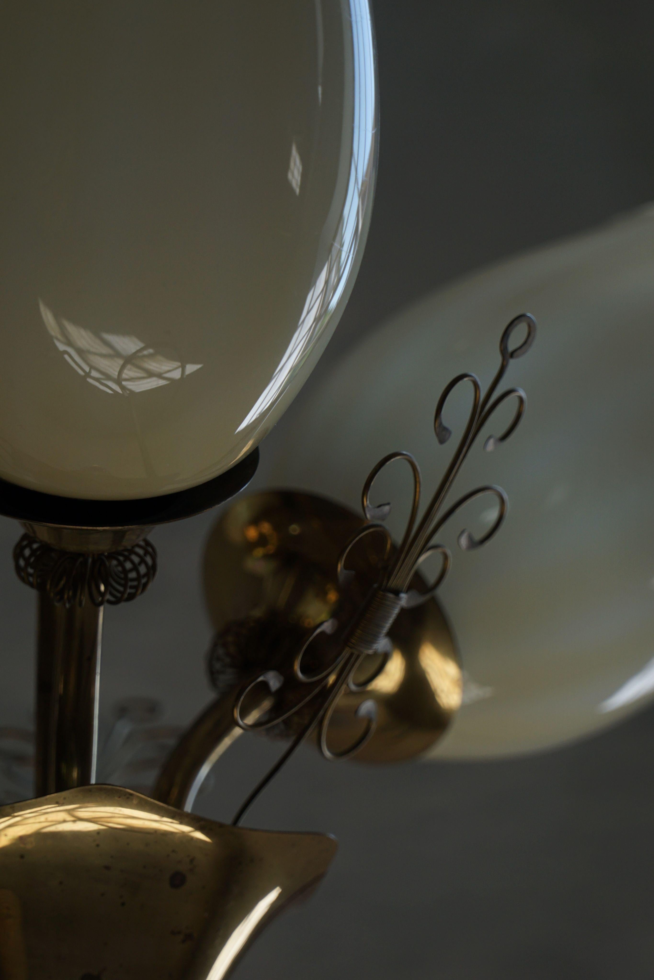 20ième siècle Paavo Tynell pour Idman Oy, lustre à 3 branches en laiton et verre, milieu du siècle, années 1940 en vente