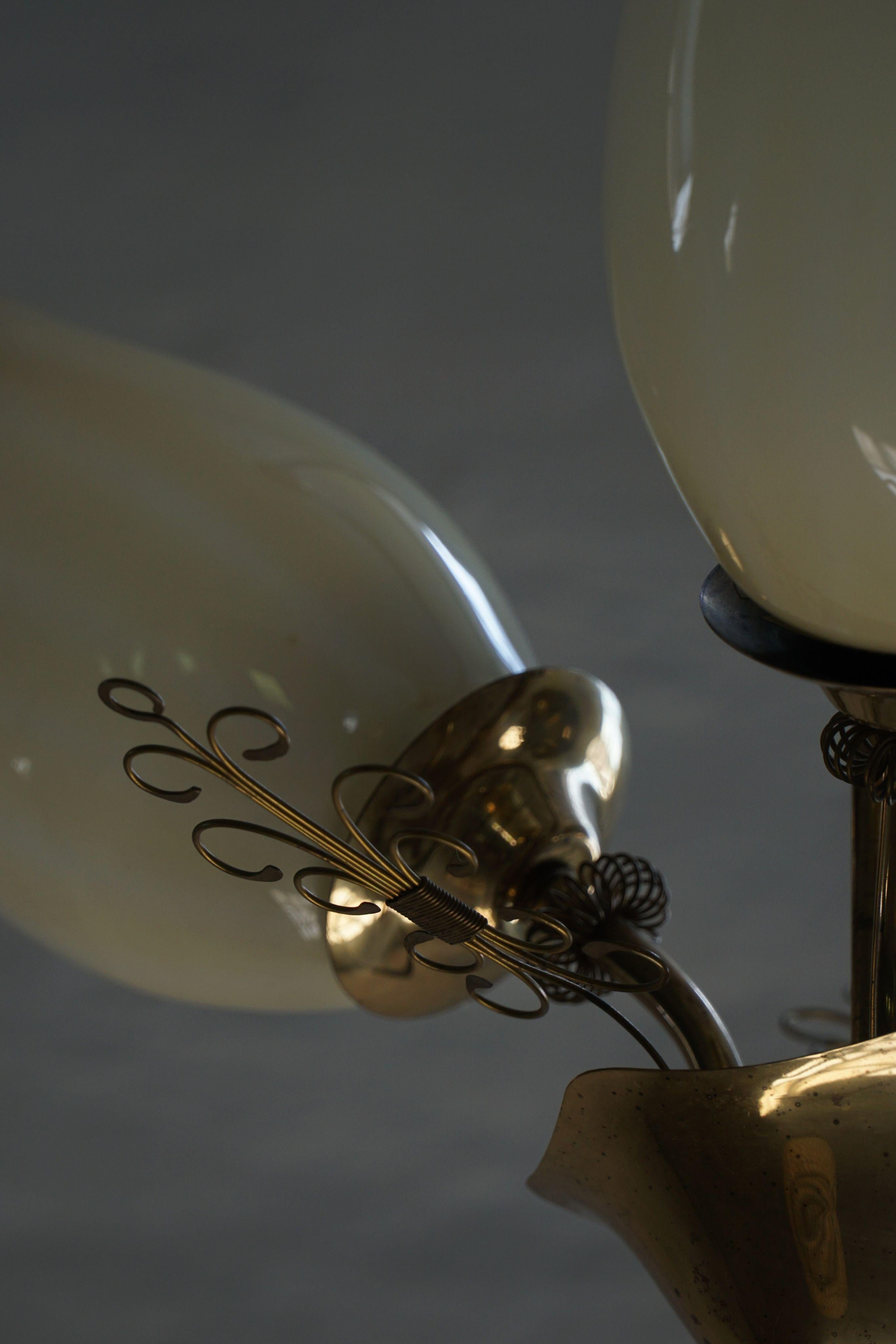 Paavo Tynell pour Idman Oy, lustre à 3 branches en laiton et verre, milieu du siècle, années 1940 en vente 1