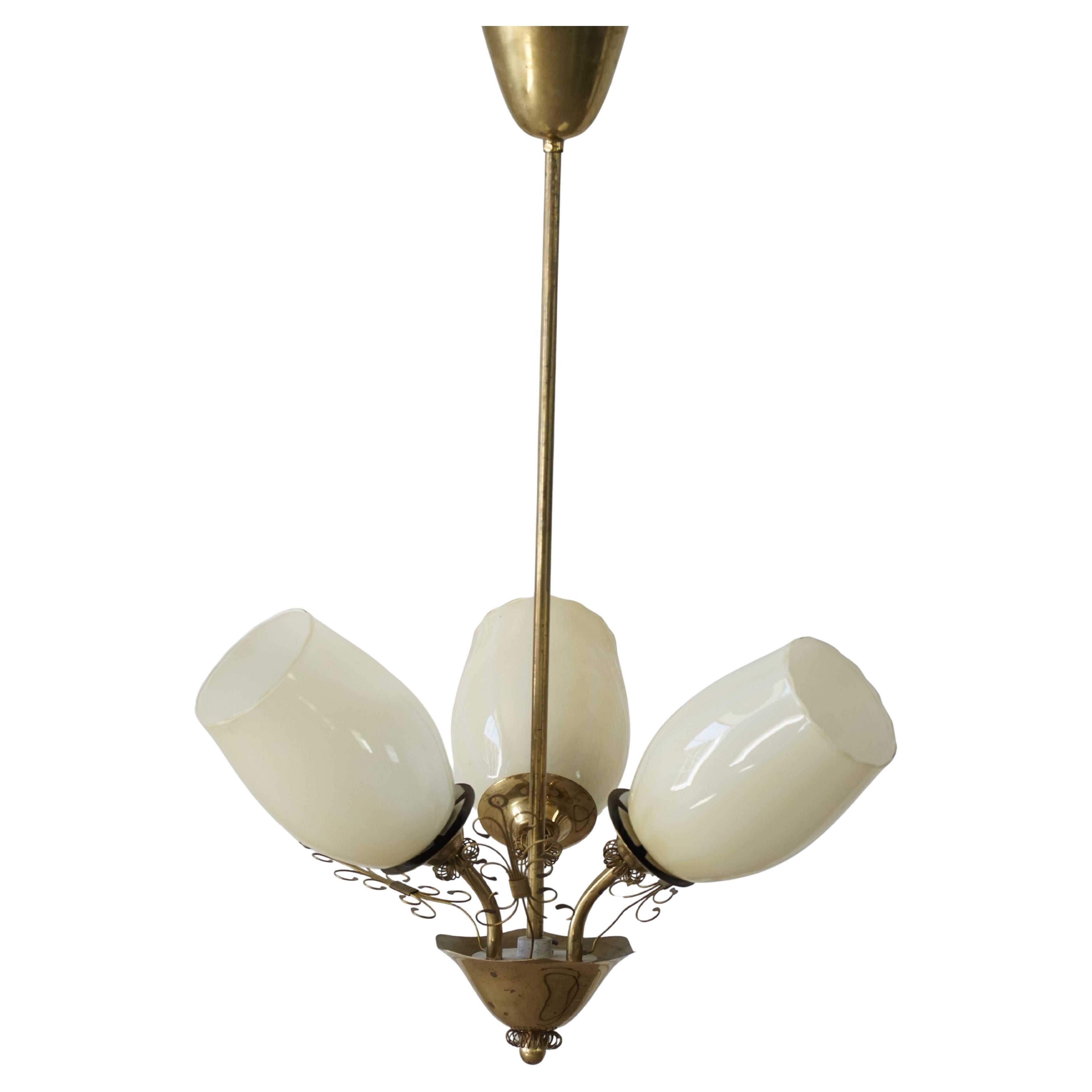Paavo Tynell per Idman Oy, lampadario a 3 bracci in ottone e vetro, metà secolo, anni '40