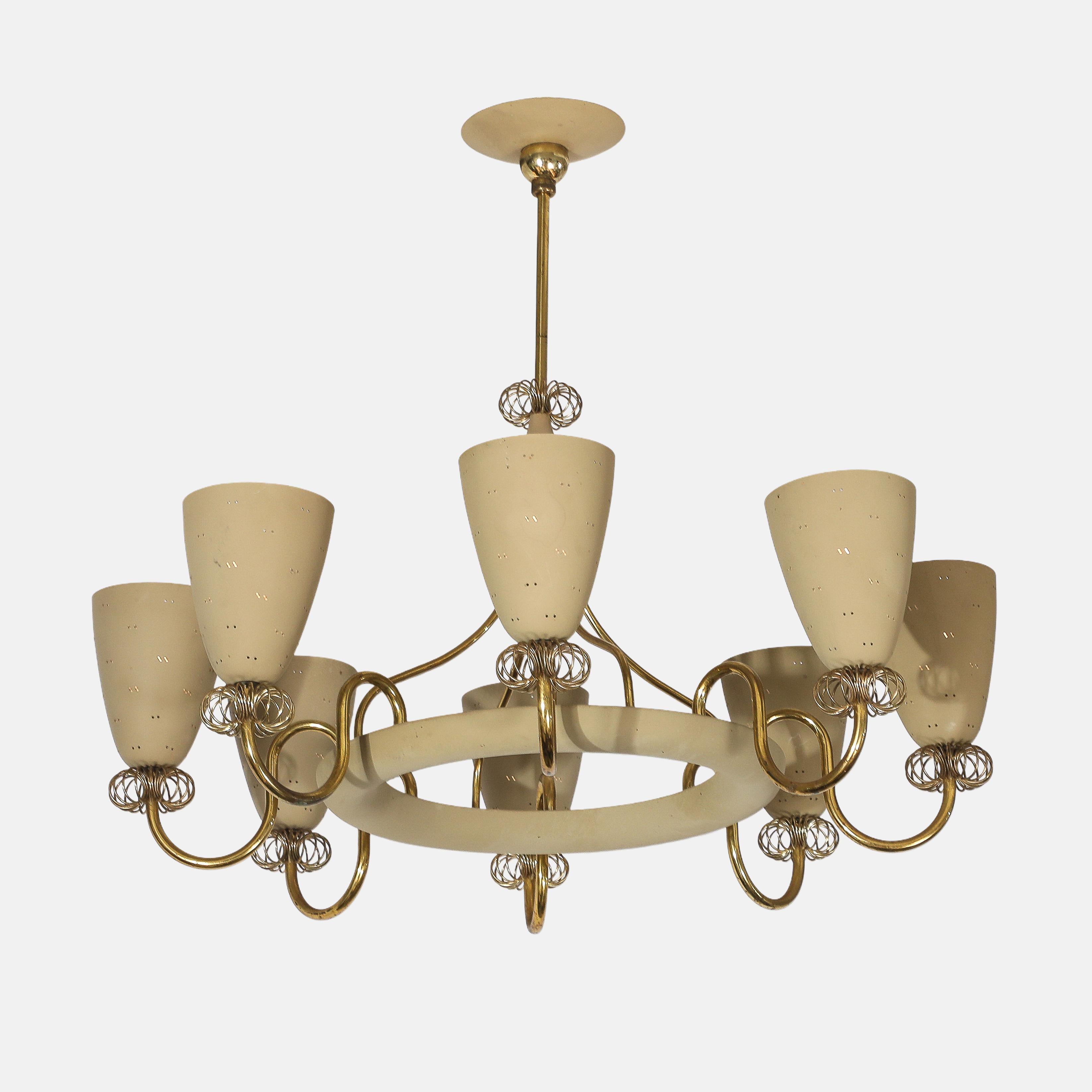Paavo Tynell pour Lightolier rare et exquis lustre 'Ballerina' à huit lumières, Canada, vers 1958.  Ce lustre classique est composé de huit bras en laiton élégamment courbés, chacun portant des abat-jours en aluminium perforé peint en beige mat avec