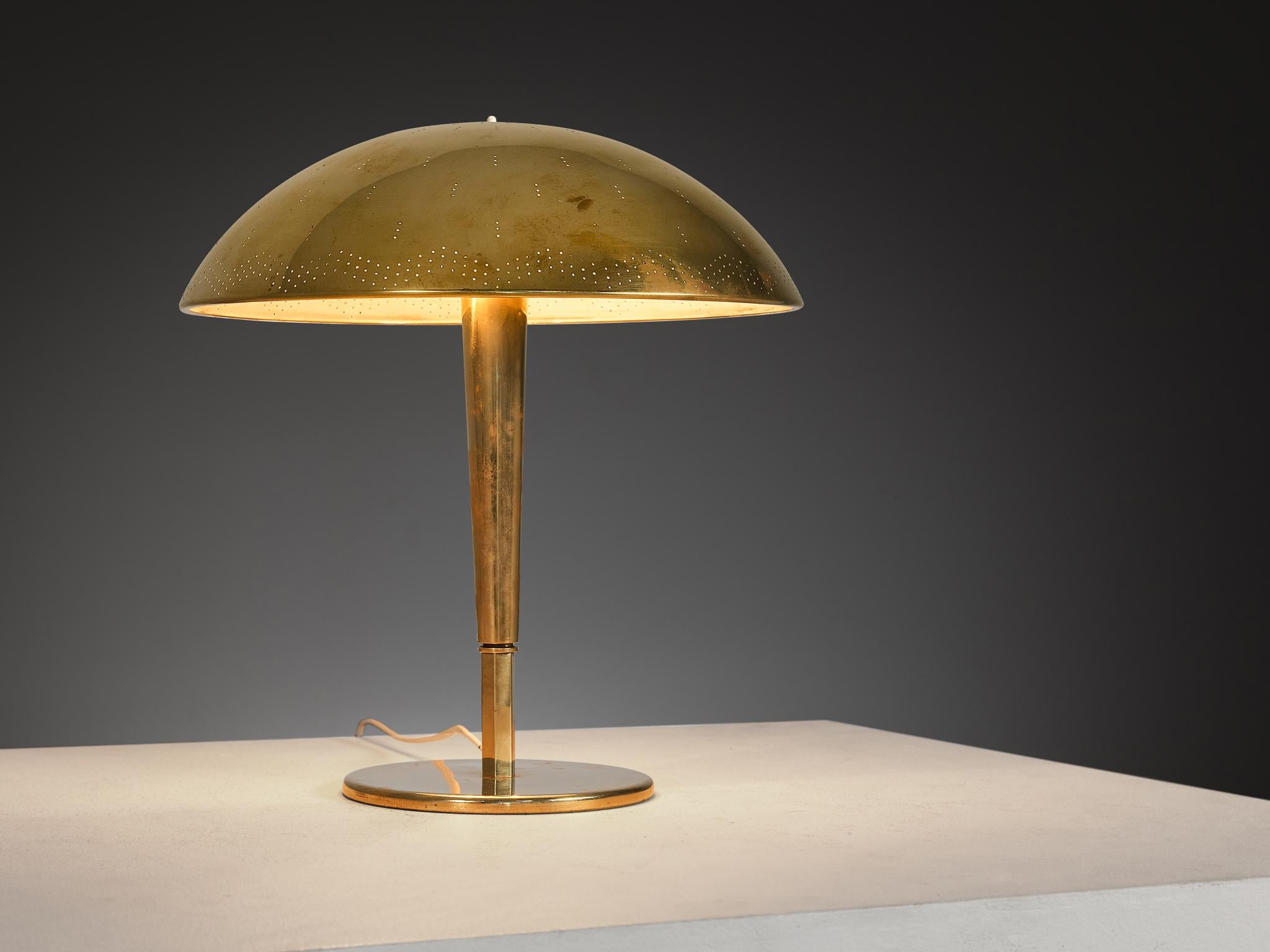 Paavo Tynell pour Taito Oy, lampe de table, modèle '5061', laiton, Finlande, années 1950

Une pièce vraiment magnifique qui se distingue par tous les aspects de sa conception : exécution, utilisation des matériaux, savoir-faire et détails. Paavo