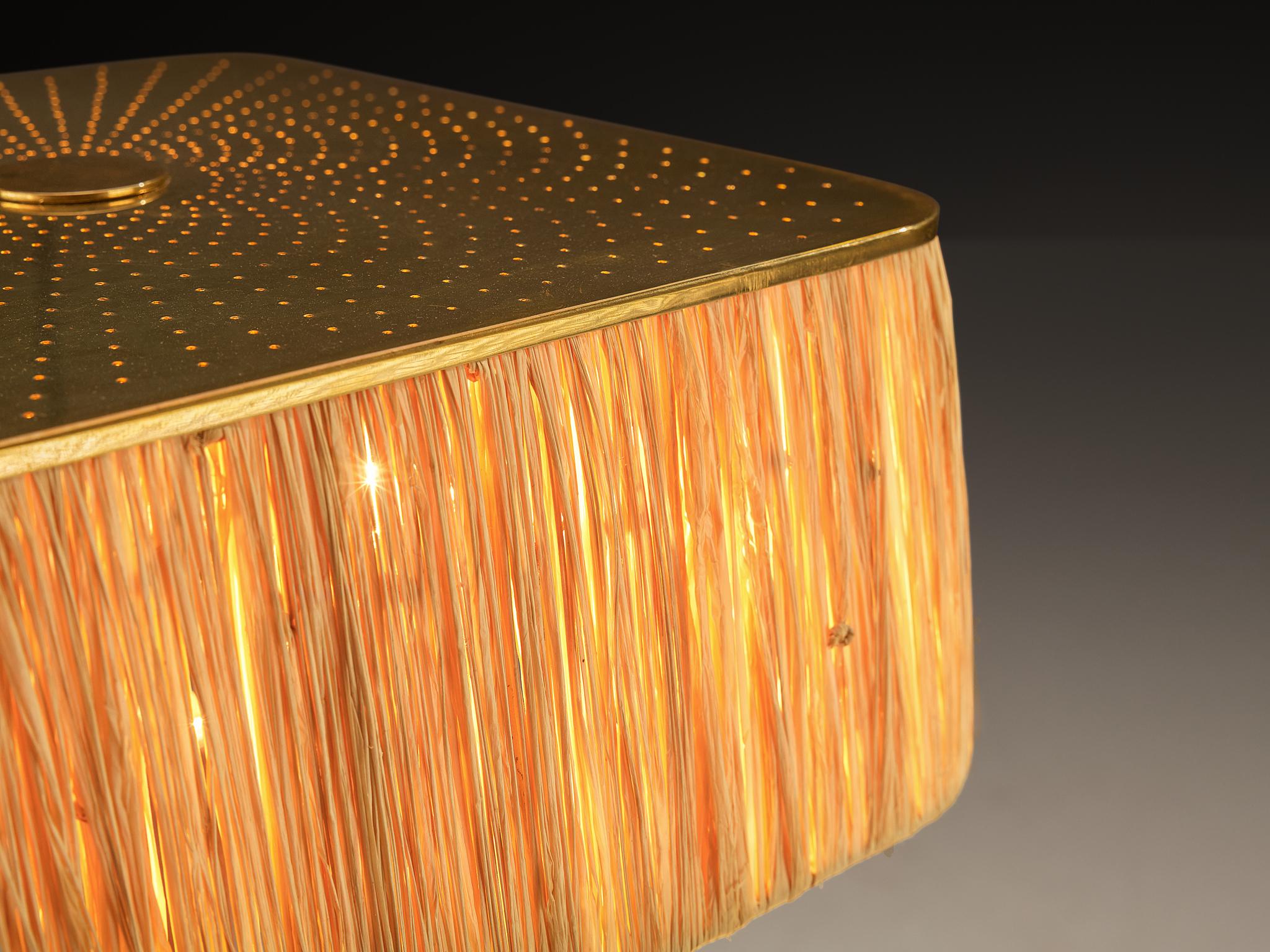 Scandinave moderne Paavo Tynell pour Taito Oy Lampe de table '5066' en laiton perforé et paille en vente