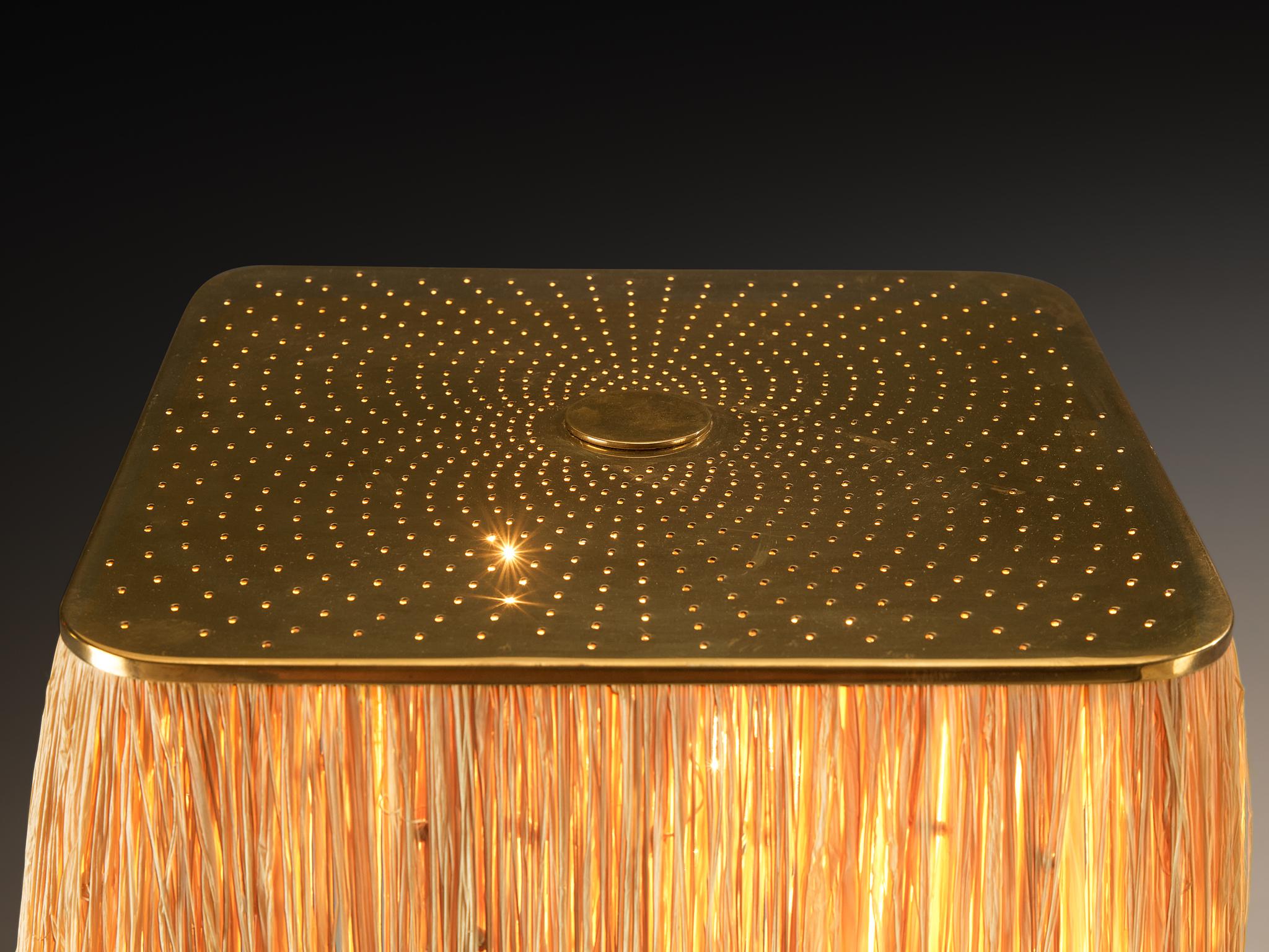 Paavo Tynell pour Taito Oy Lampe de table '5066' en laiton perforé et paille en vente 1
