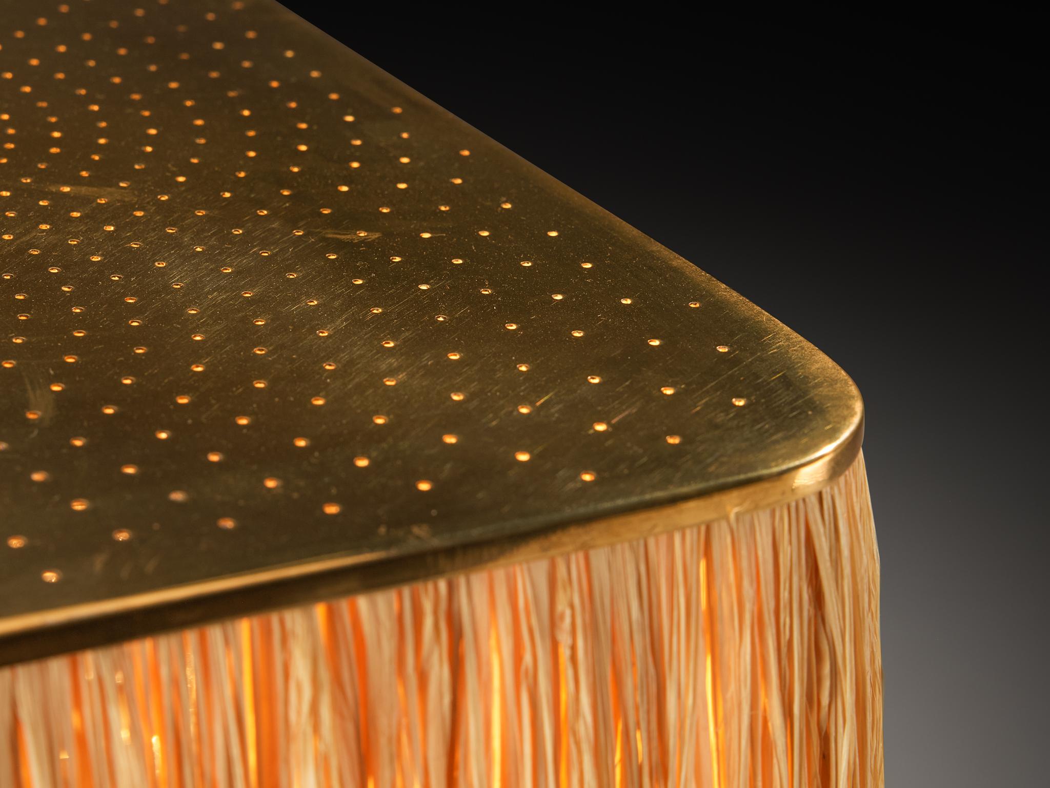 Paavo Tynell pour Taito Oy Lampe de table '5066' en laiton perforé et paille en vente 2