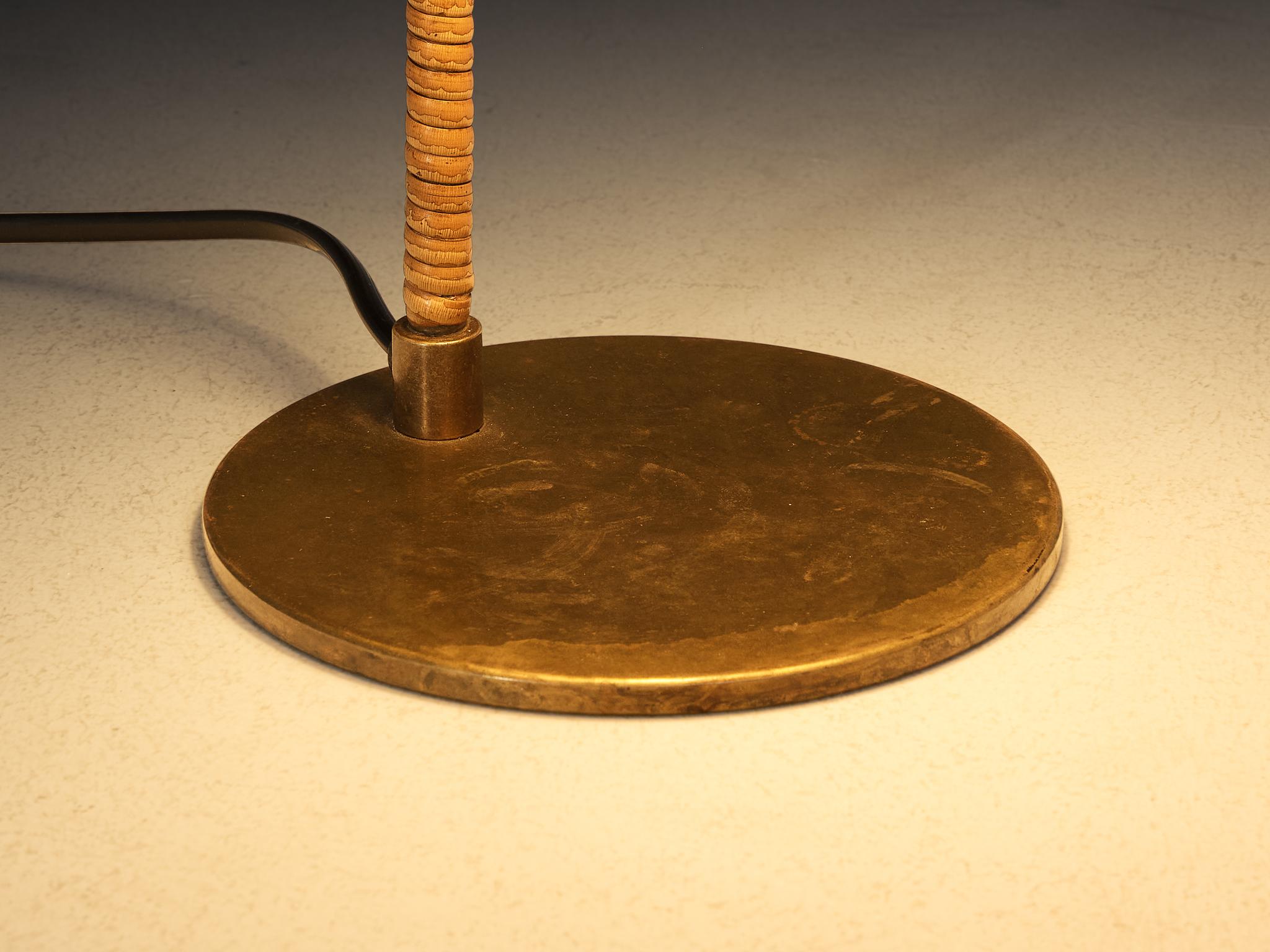 Paavo Tynell para Taito Oy Lámpara de mesa '9209' de latón y caña en Bueno estado para la venta en Waalwijk, NL