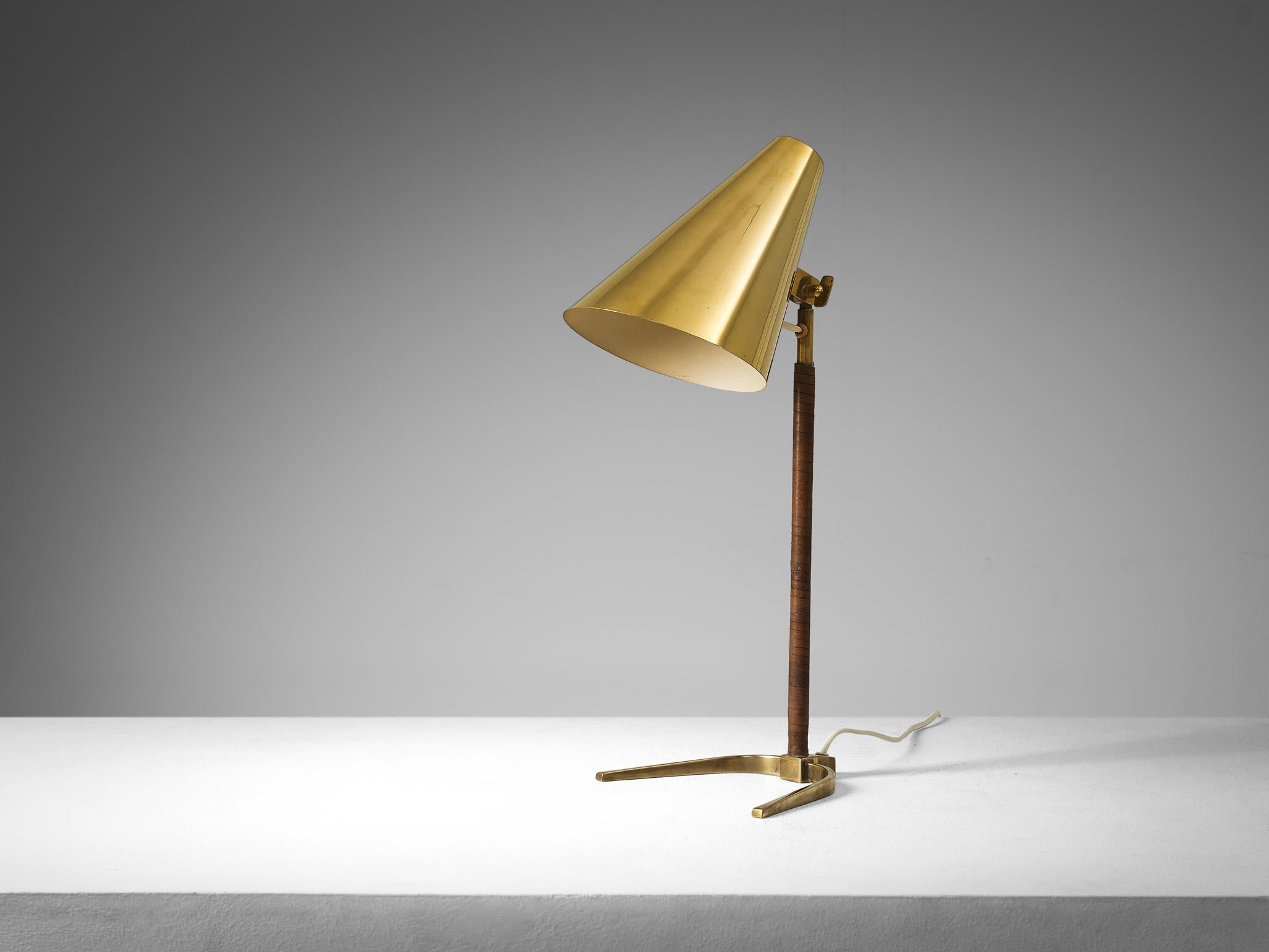 Paavo Tynell for Taito Oy '9225' Table Lamp in Brass and Leather  For Sale 4