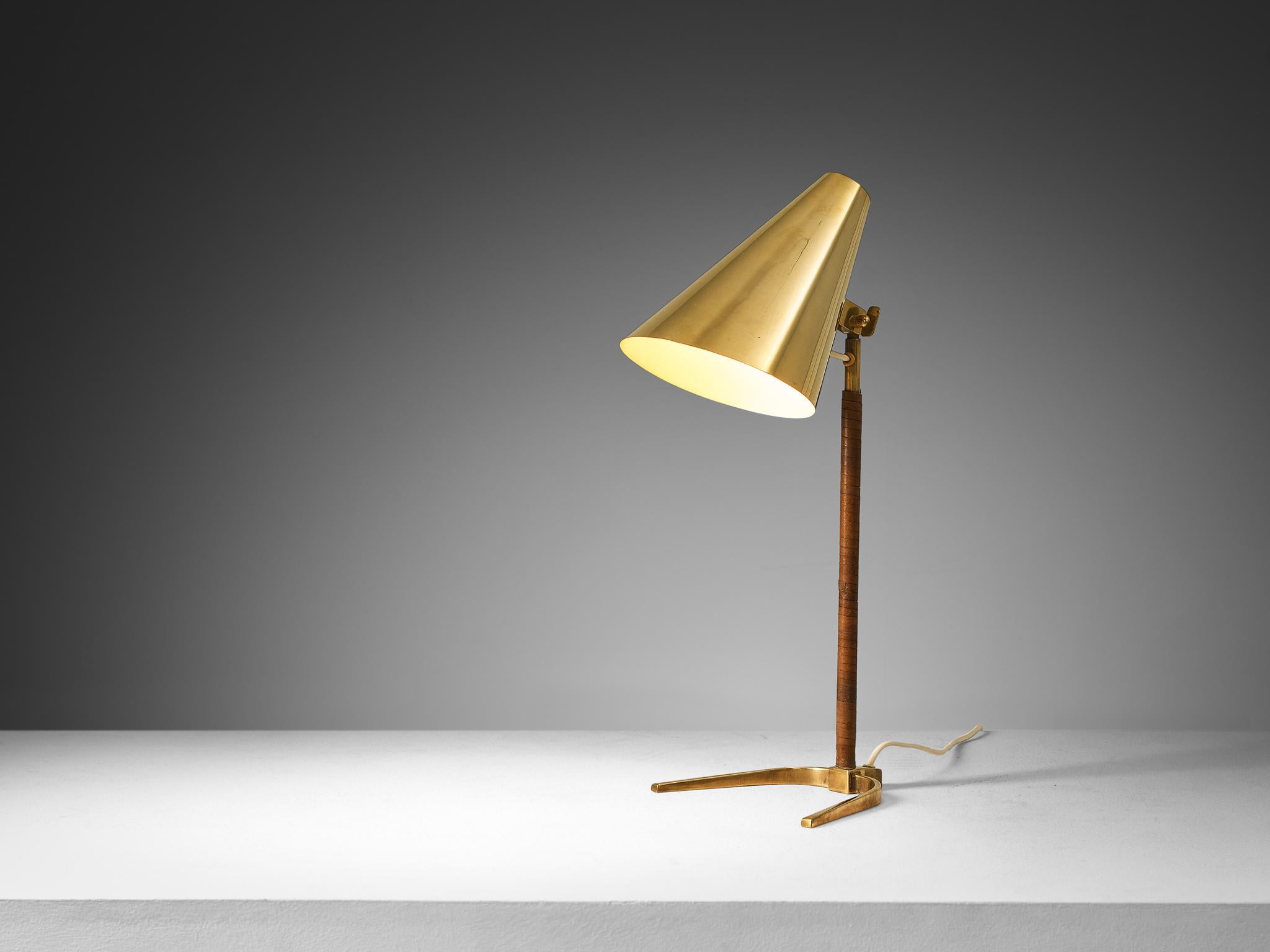 Paavo Tynell pour Taito Oy, lampe de table, modèle '9225', laiton, cuir, Finlande, années 1950

Cette lampe de bureau '9225', conçue par le maître de l'éclairage Paavo Tynell dans les années 50, est une pièce remarquable. Cet article est assez rare