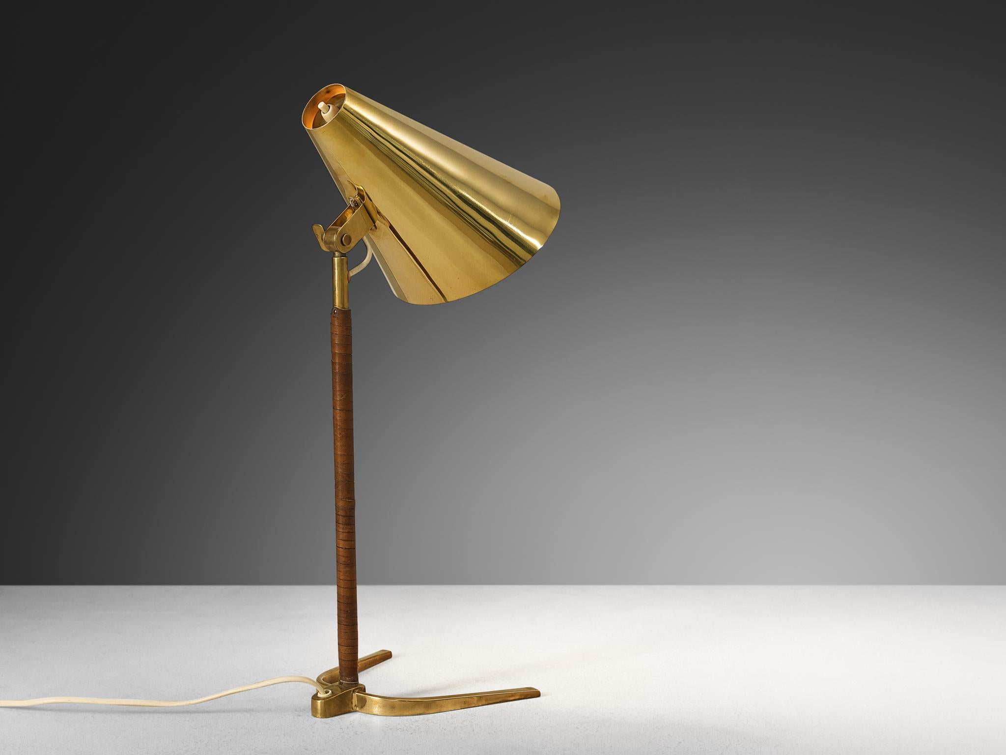 Paavo Tynell for Taito Oy '9225' Table Lamp in Brass and Leather  In Good Condition For Sale In Waalwijk, NL