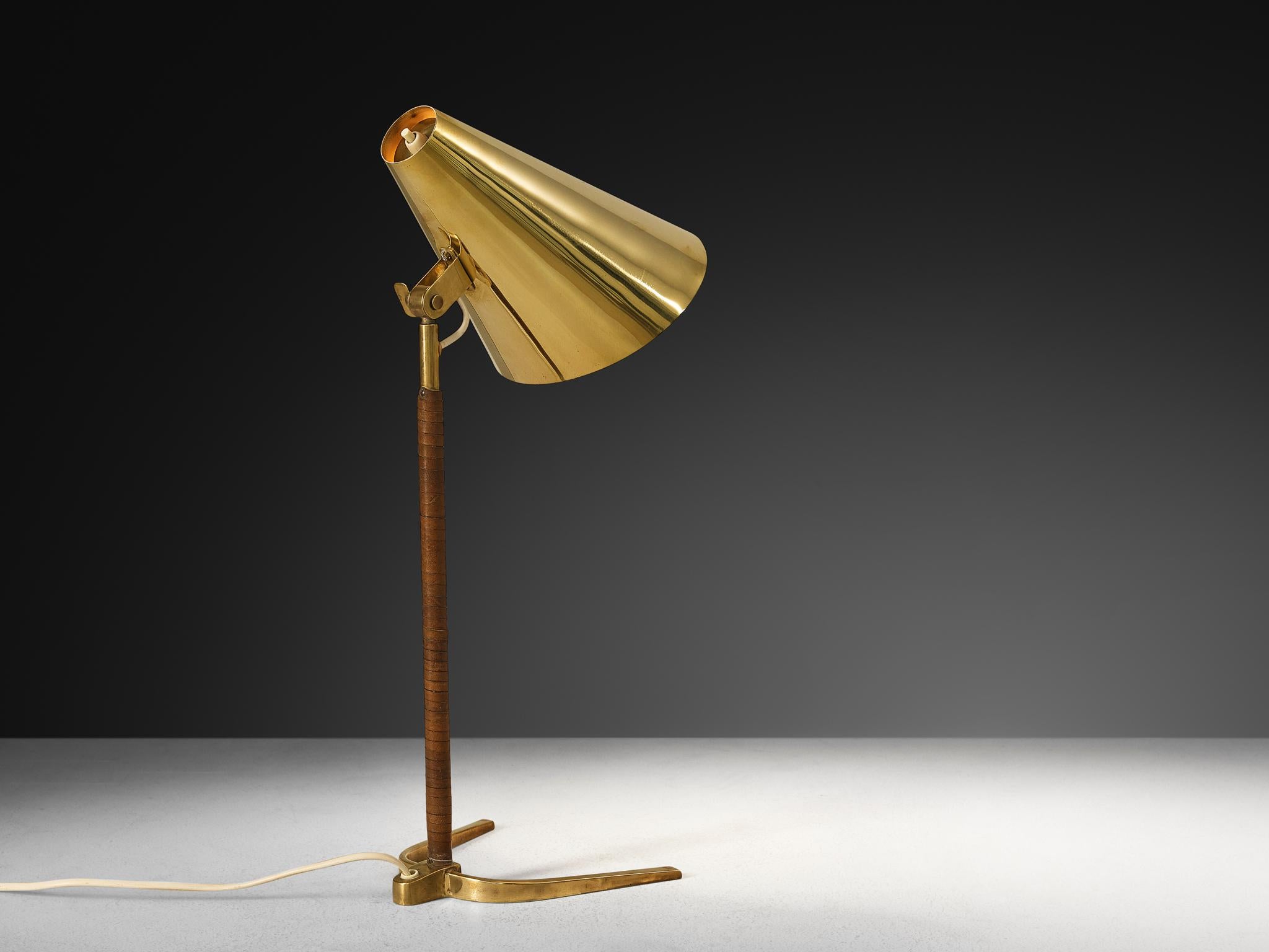 Paavo Tynell para Taito Oy Lámpara de mesa '9225' de latón y cuero en Bueno estado para la venta en Waalwijk, NL