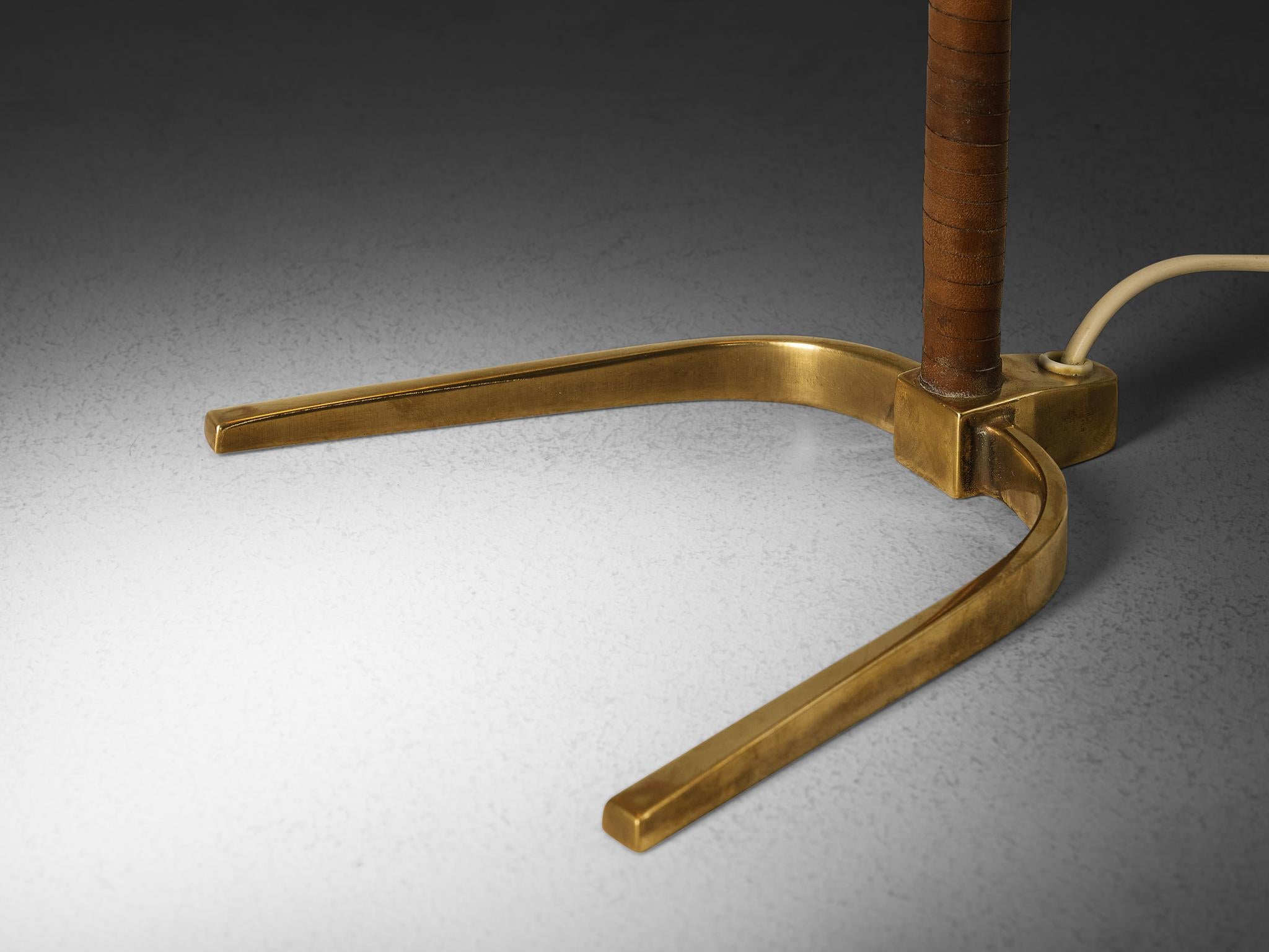 Paavo Tynell para Taito Oy Lámpara de mesa '9225' de latón y cuero Latón en venta