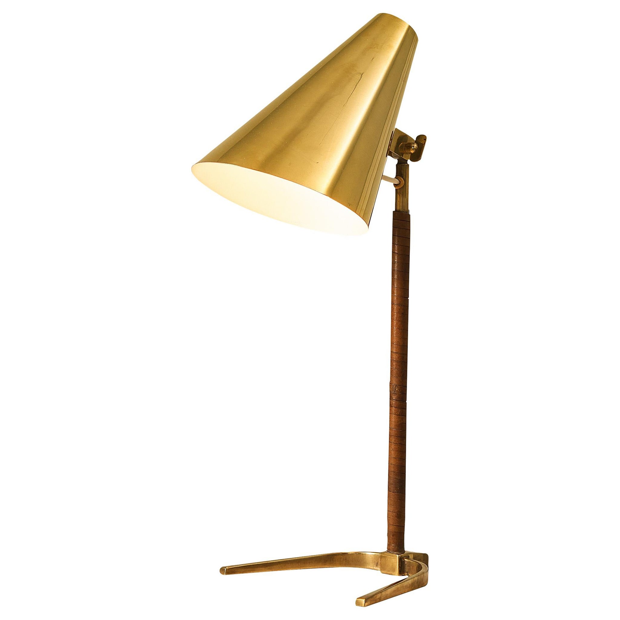 Paavo Tynell para Taito Oy Lámpara de mesa 
9225
 de latón y cuero