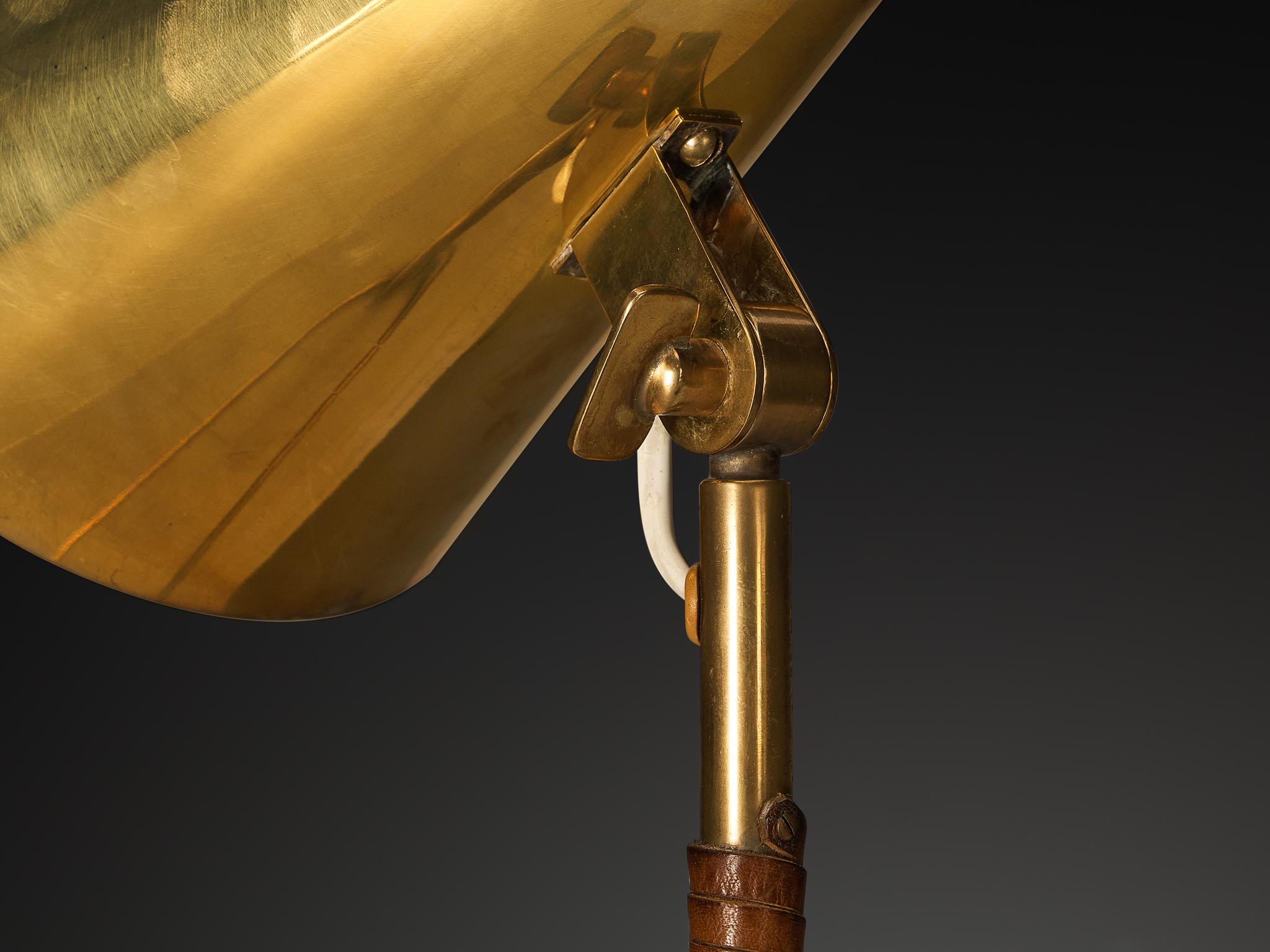 Paavo Tynell para Taito Oy Lámparas de mesa '9225' de latón y cuero en venta 3