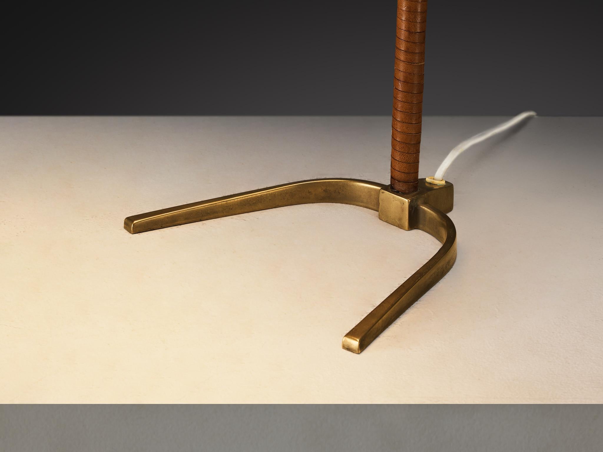 Paavo Tynell para Taito Oy Lámparas de mesa '9225' de latón y cuero en venta 4