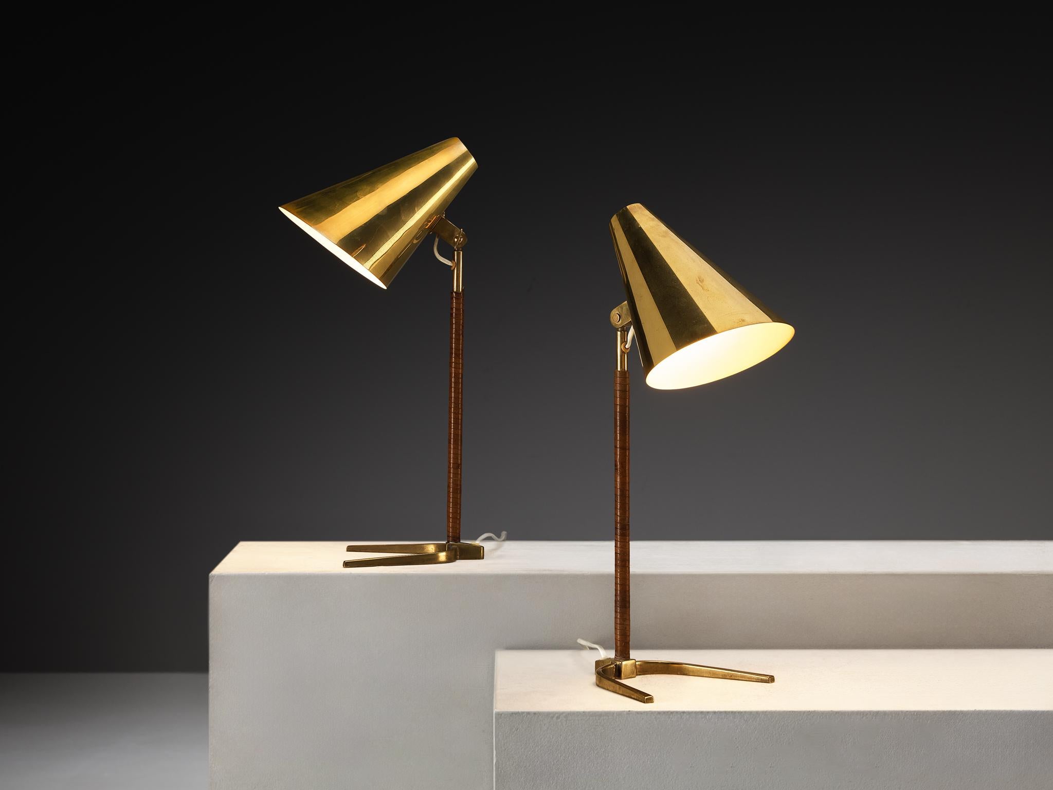 Paavo Tynell para Taito Oy Lámparas de mesa '9225' de latón y cuero Escandinavo moderno en venta