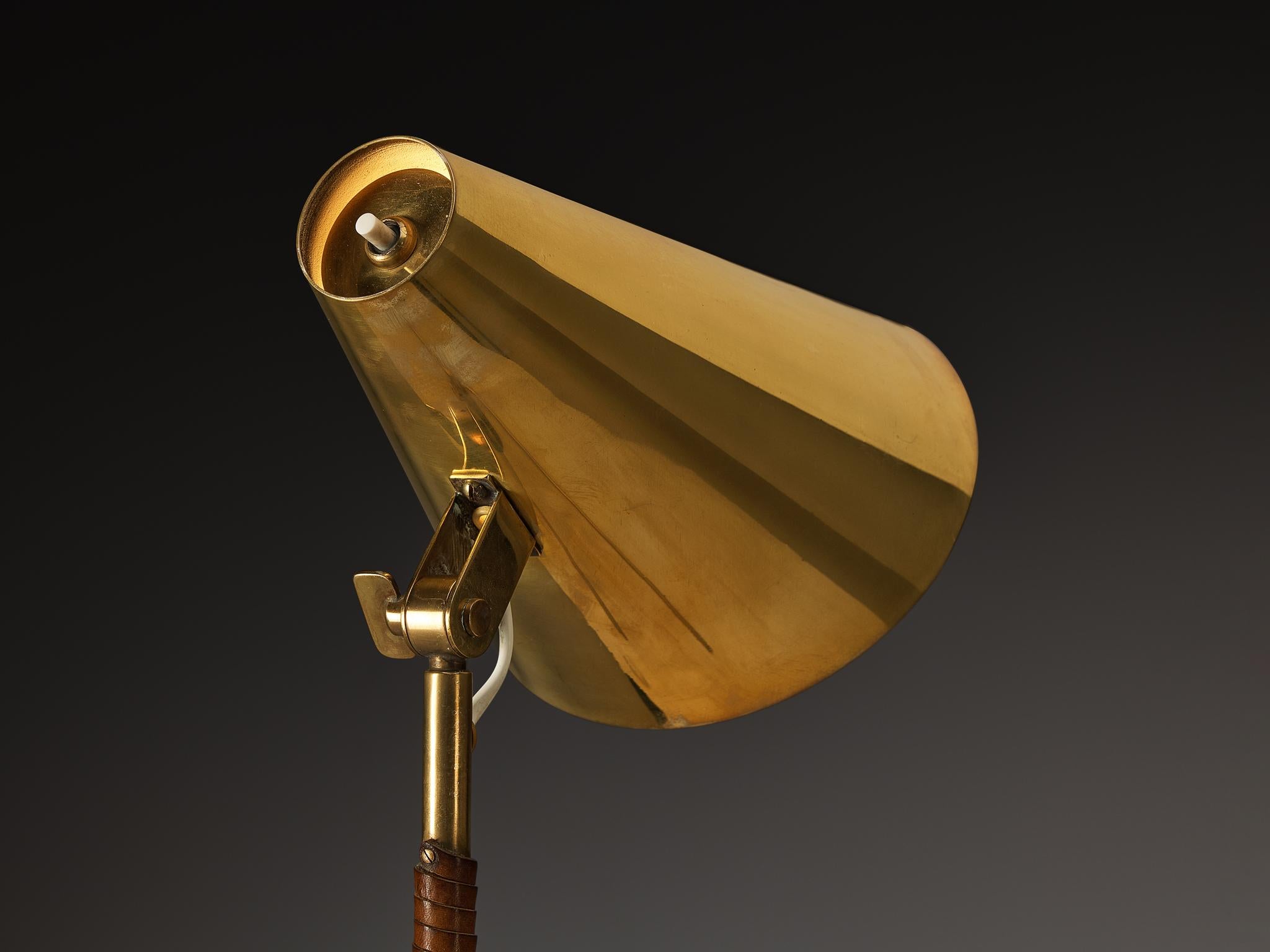 Paavo Tynell para Taito Oy Lámparas de mesa '9225' de latón y cuero Finlandés en venta