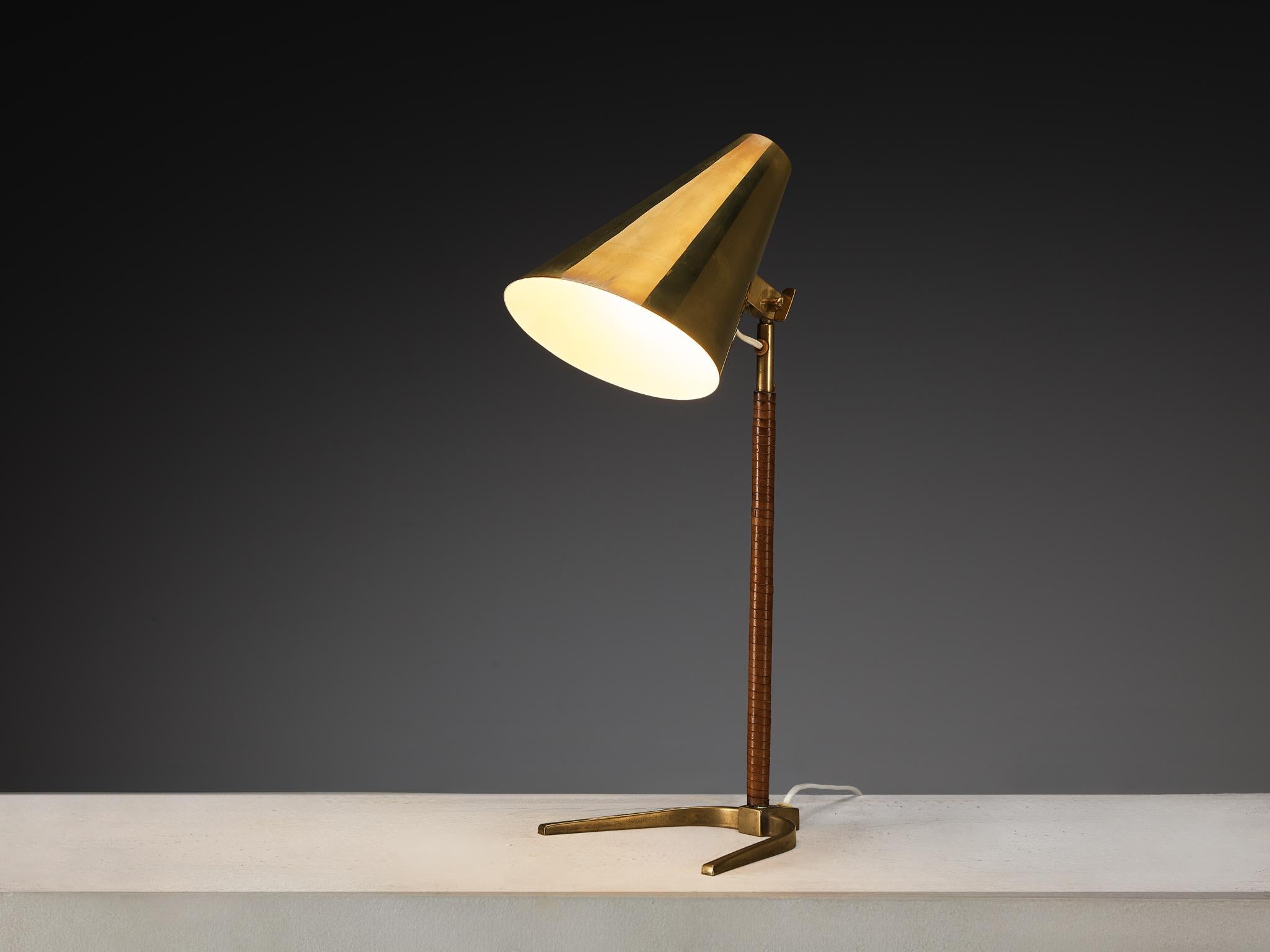 Paavo Tynell para Taito Oy Lámparas de mesa '9225' de latón y cuero en venta 1