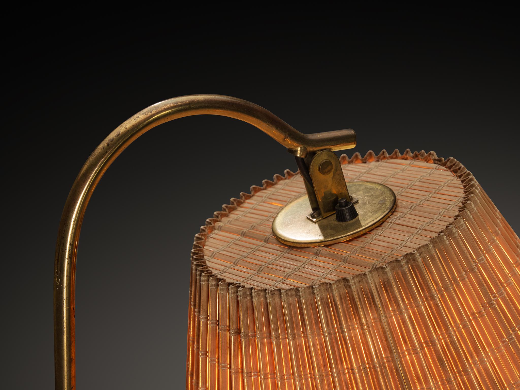 Paavo Tynell pour Taito Oy '9609' Paire de lampadaires en rotin et laiton en vente 3