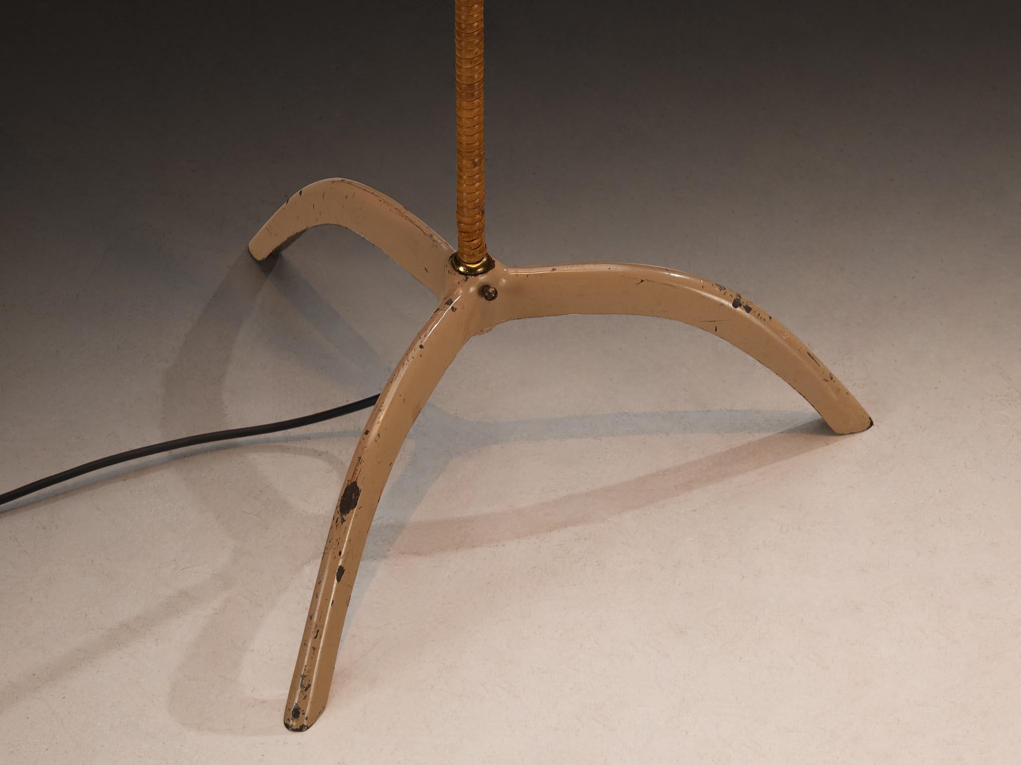 Paavo Tynell pour Taito Oy '9609' Paire de lampadaires en rotin et laiton en vente 4