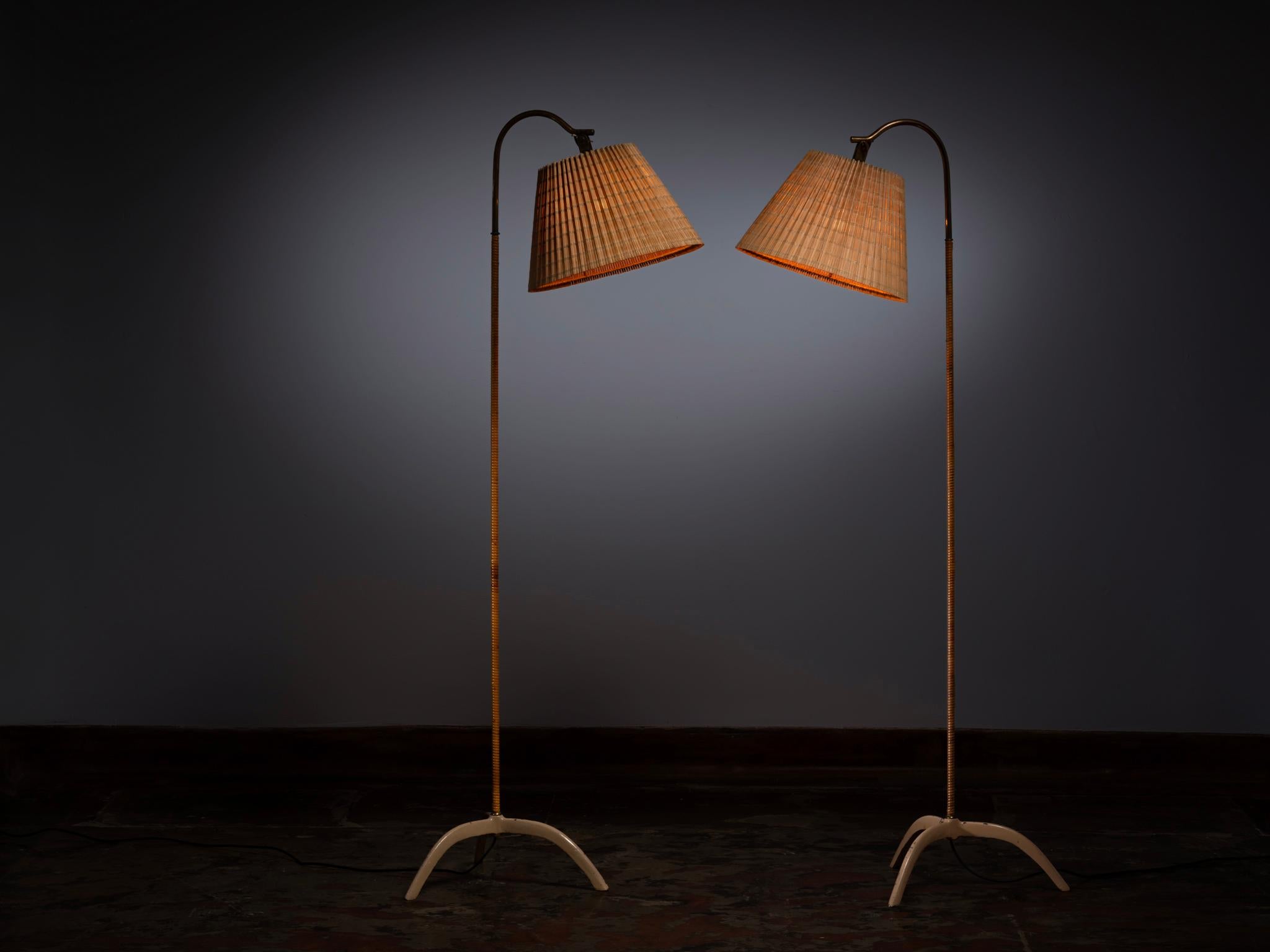 Paavo Tynell pour Taito Oy '9609' Paire de lampadaires en rotin et laiton en vente 5