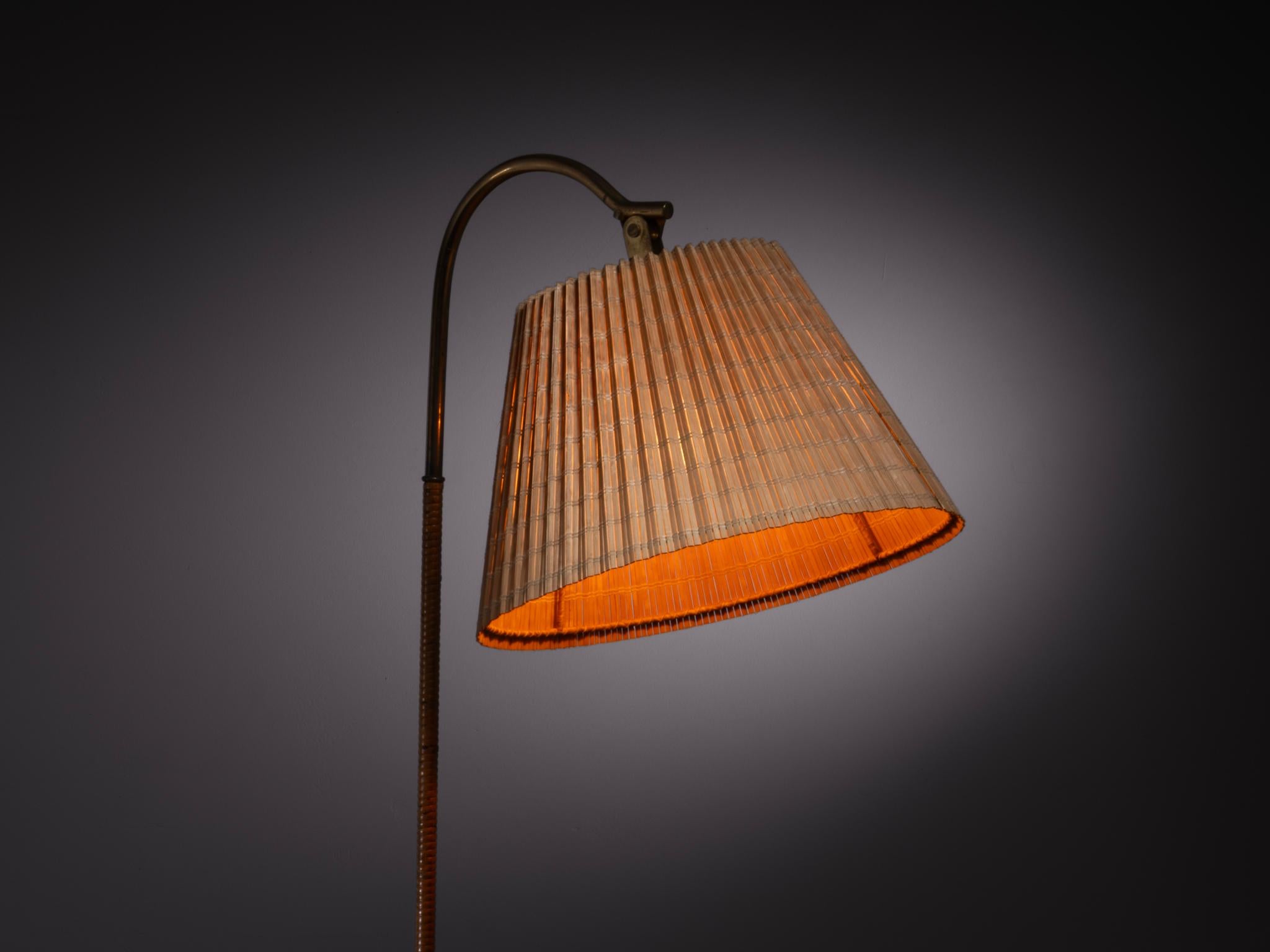 Paavo Tynell pour Taito Oy '9609' Paire de lampadaires en rotin et laiton en vente 6