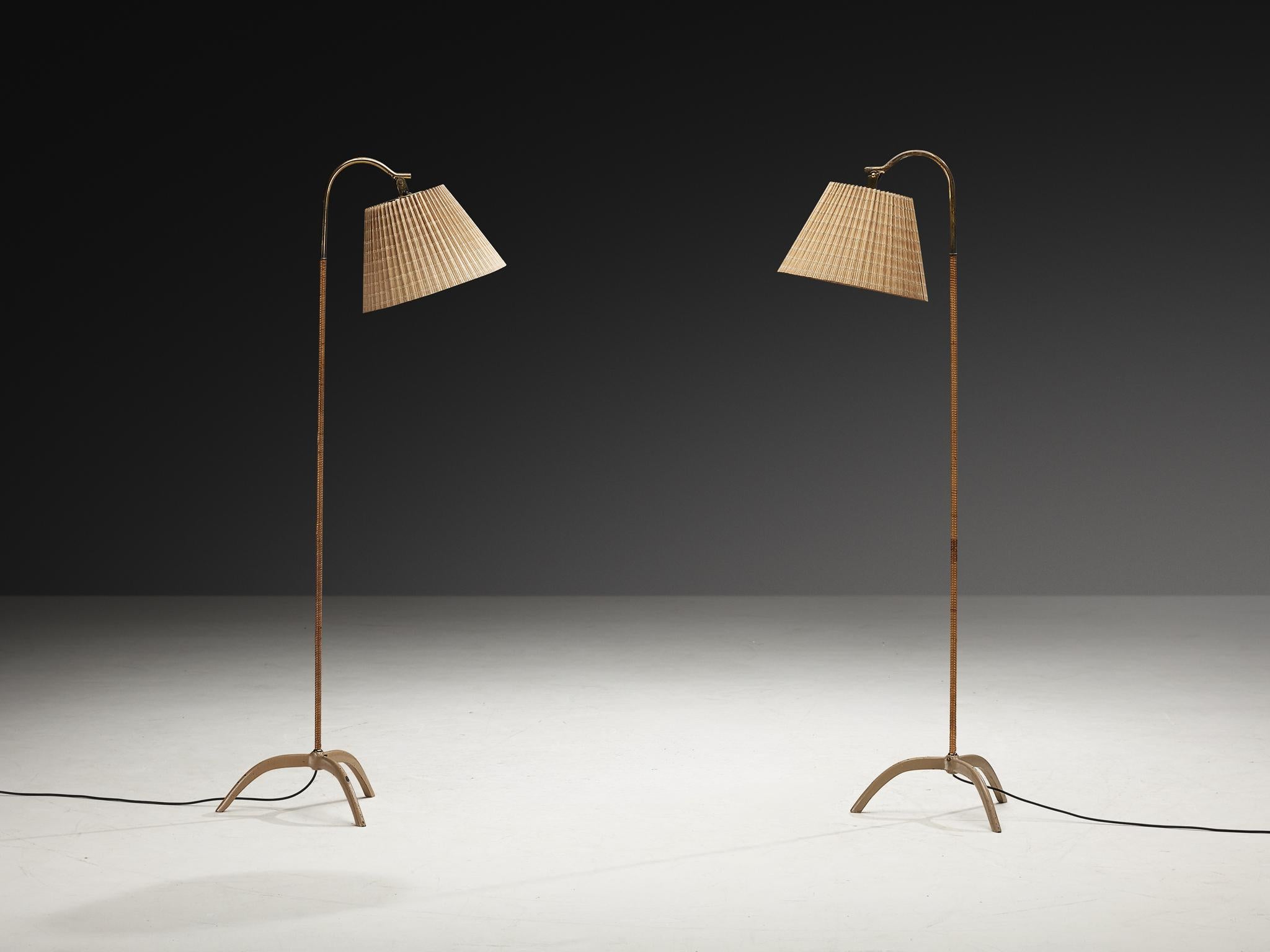 Paavo Tynell pour Taito Oy '9609' Paire de lampadaires en rotin et laiton en vente 7