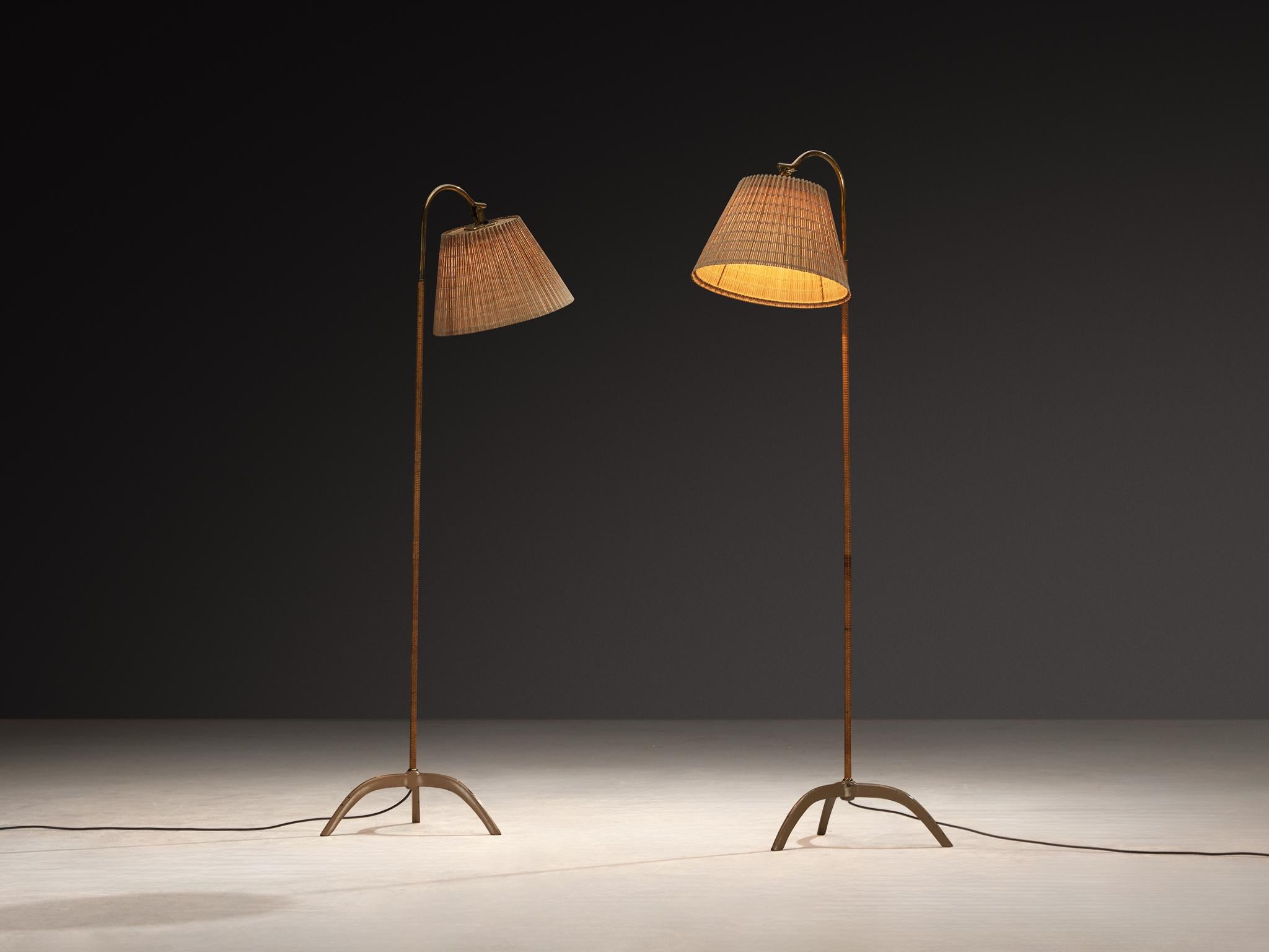 Paavo Tynell pour Taito Oy, lampadaires, modèle '9609', cannage, laiton, acier laqué, Finlande, années 1950 

Le lampadaire 9609 du designer finlandais Paavo Tynell est une étonnante vitrine d'élégance et de détails complexes, un plaisir visuel à