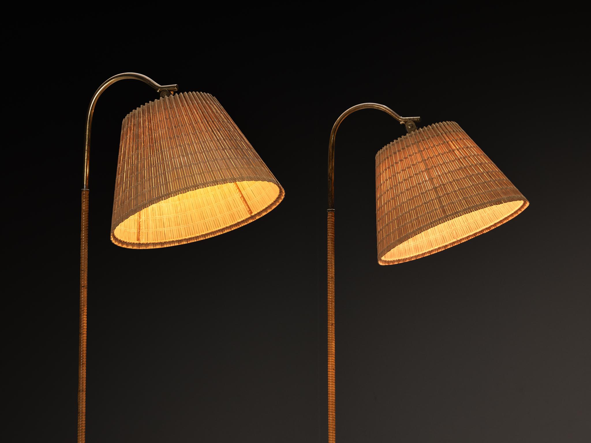 Scandinave moderne Paavo Tynell pour Taito Oy '9609' Paire de lampadaires en rotin et laiton en vente