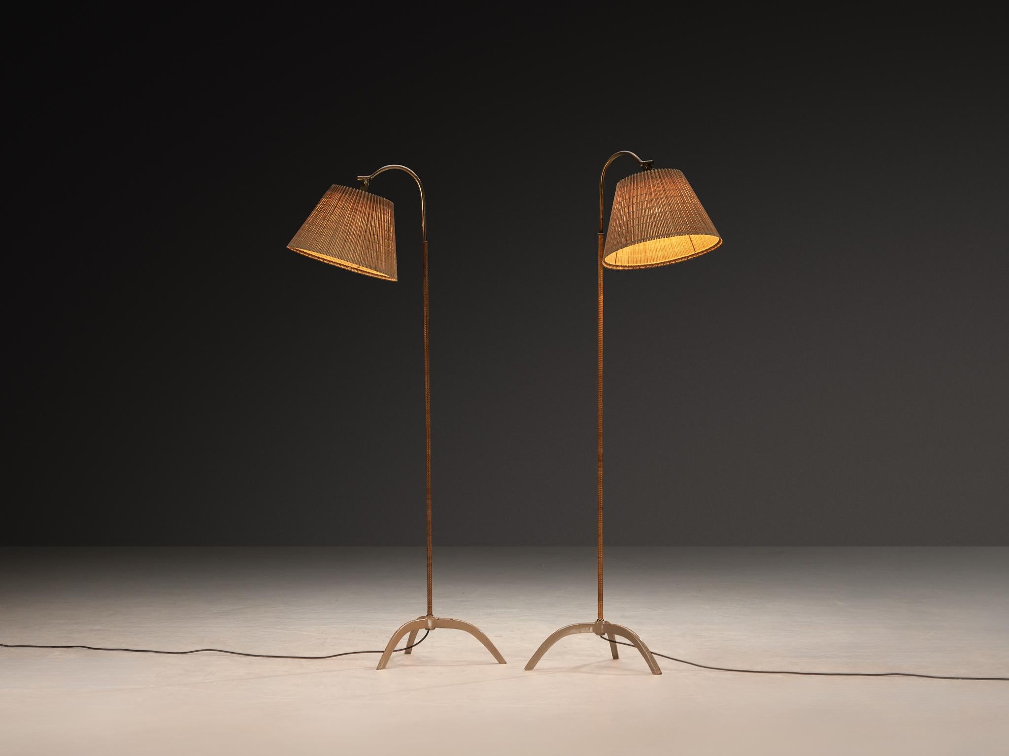 Finlandais Paavo Tynell pour Taito Oy '9609' Paire de lampadaires en rotin et laiton en vente