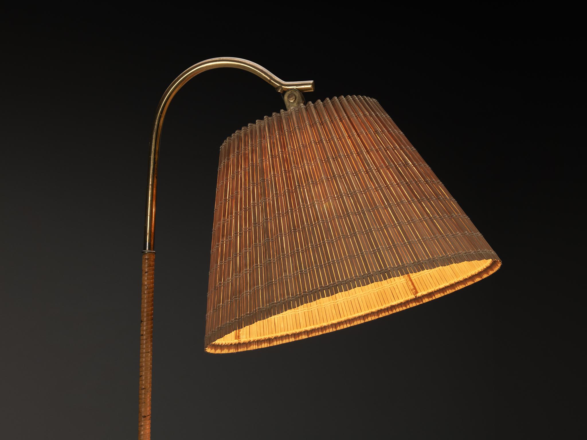 Paavo Tynell pour Taito Oy '9609' Paire de lampadaires en rotin et laiton Bon état - En vente à Waalwijk, NL