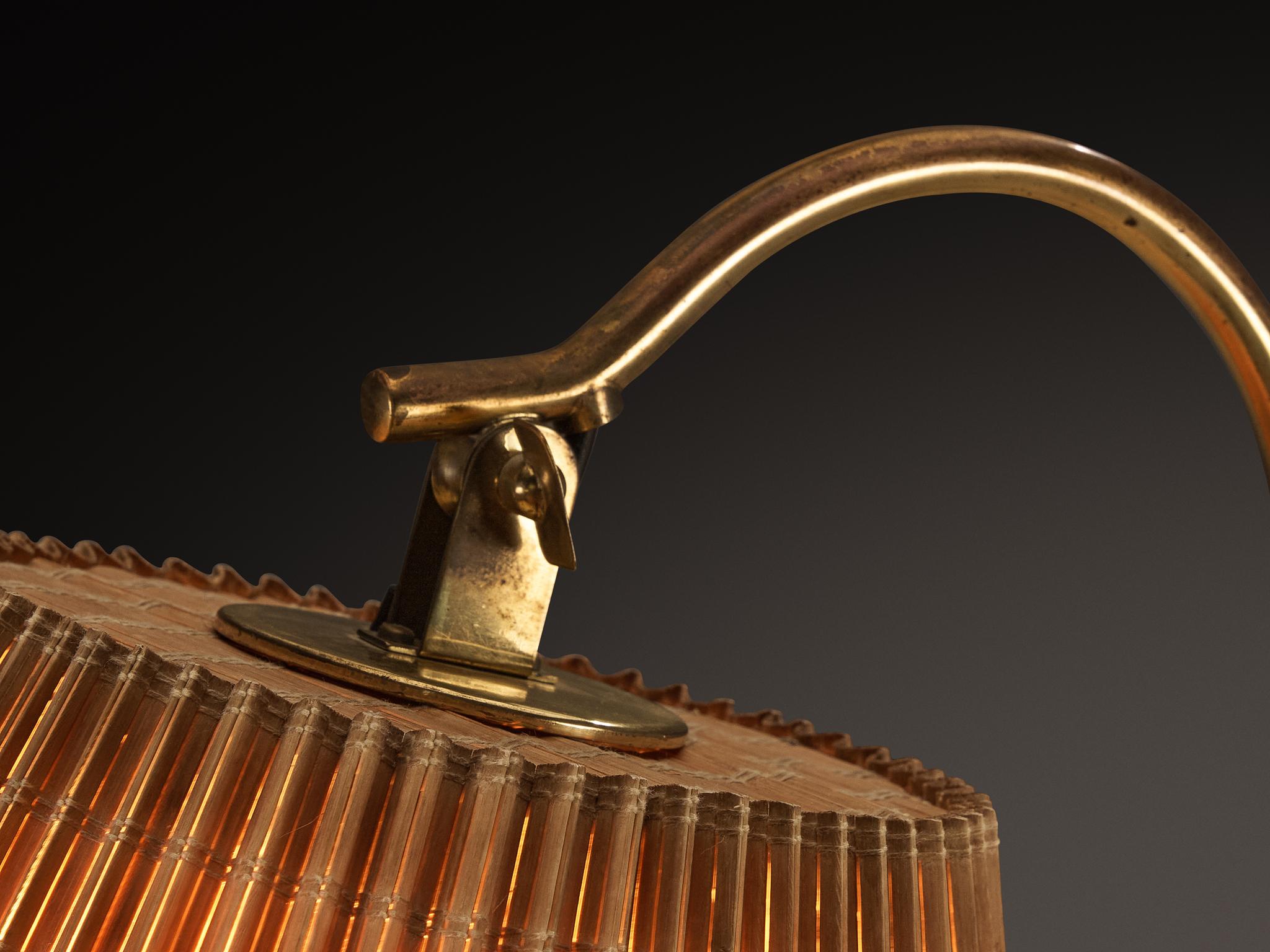 Milieu du XXe siècle Paavo Tynell pour Taito Oy '9609' Paire de lampadaires en rotin et laiton en vente