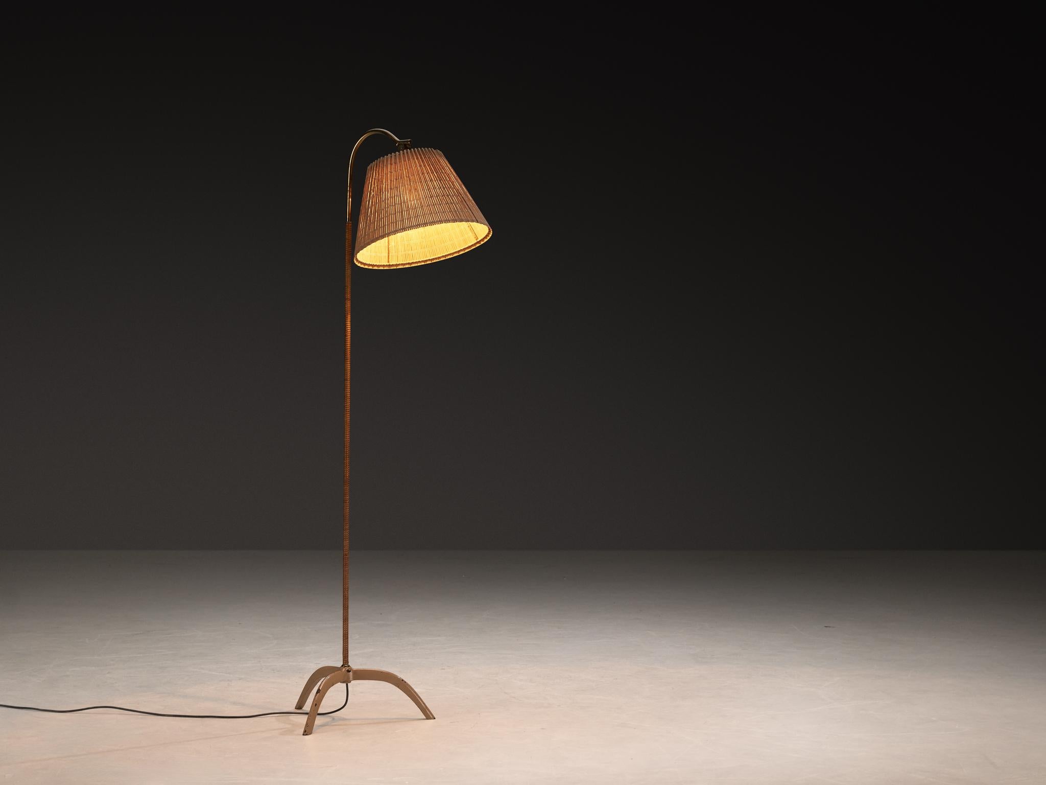 Paavo Tynell pour Taito Oy '9609' Paire de lampadaires en rotin et laiton en vente 1